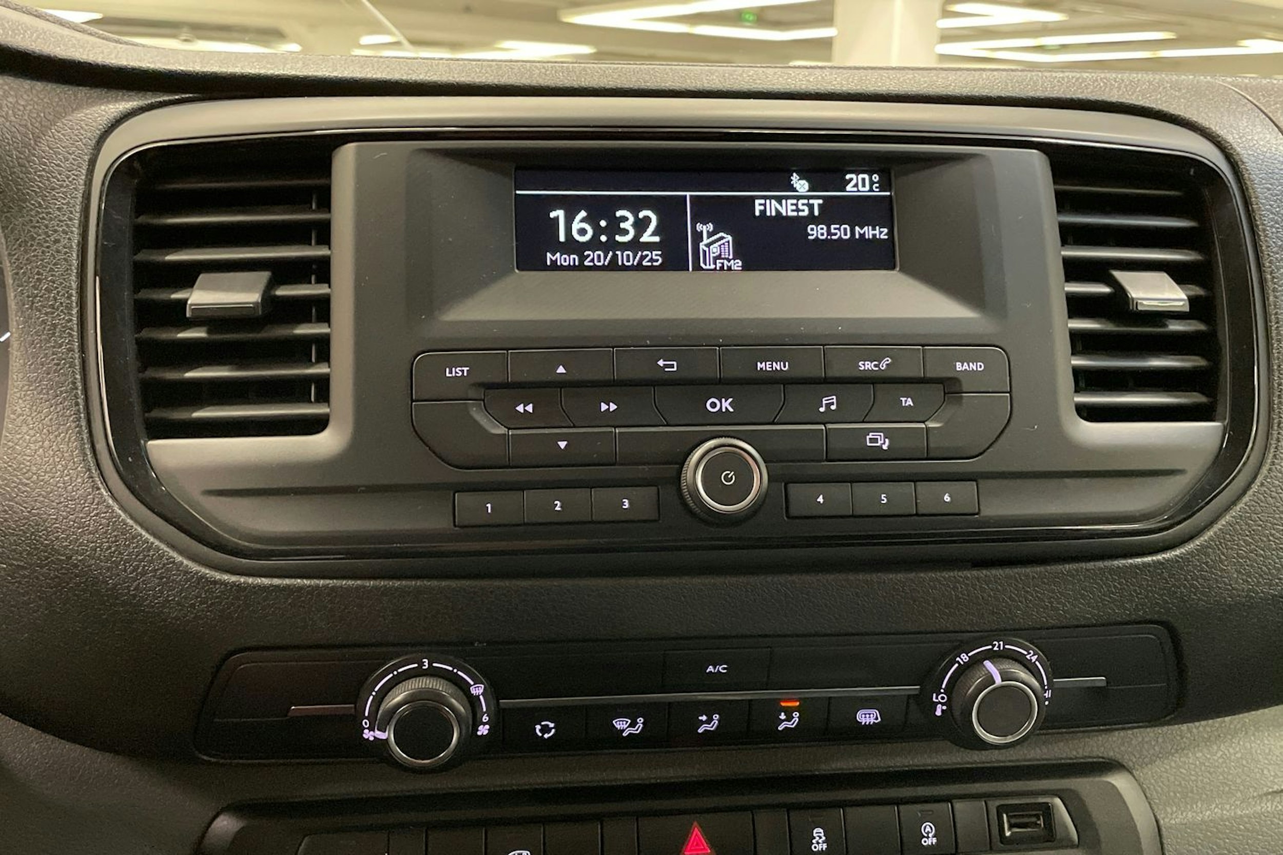 punainen Toyota Proace 2018 kuva 18.