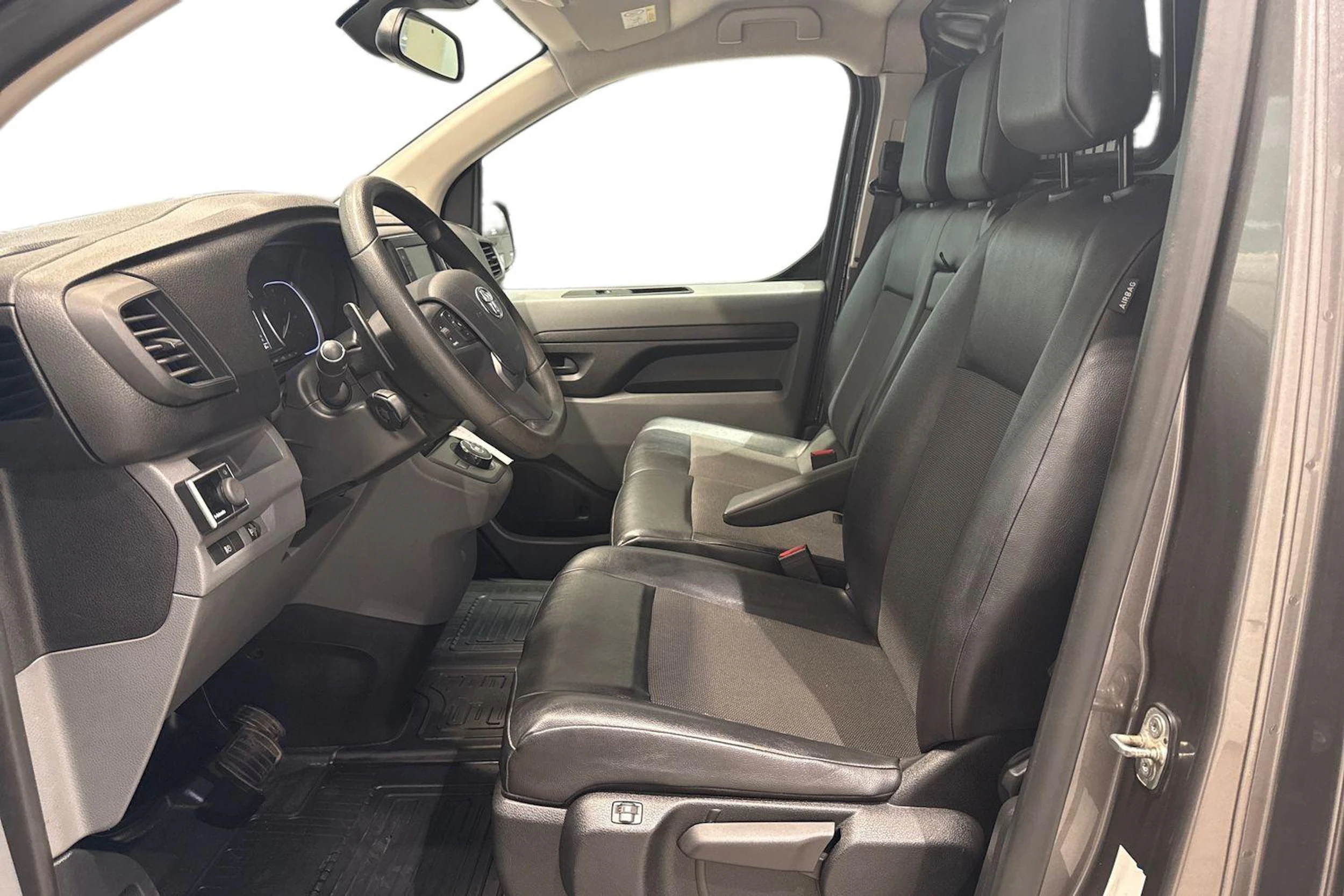 Harmaa Toyota Proace 2018 kuva 9.