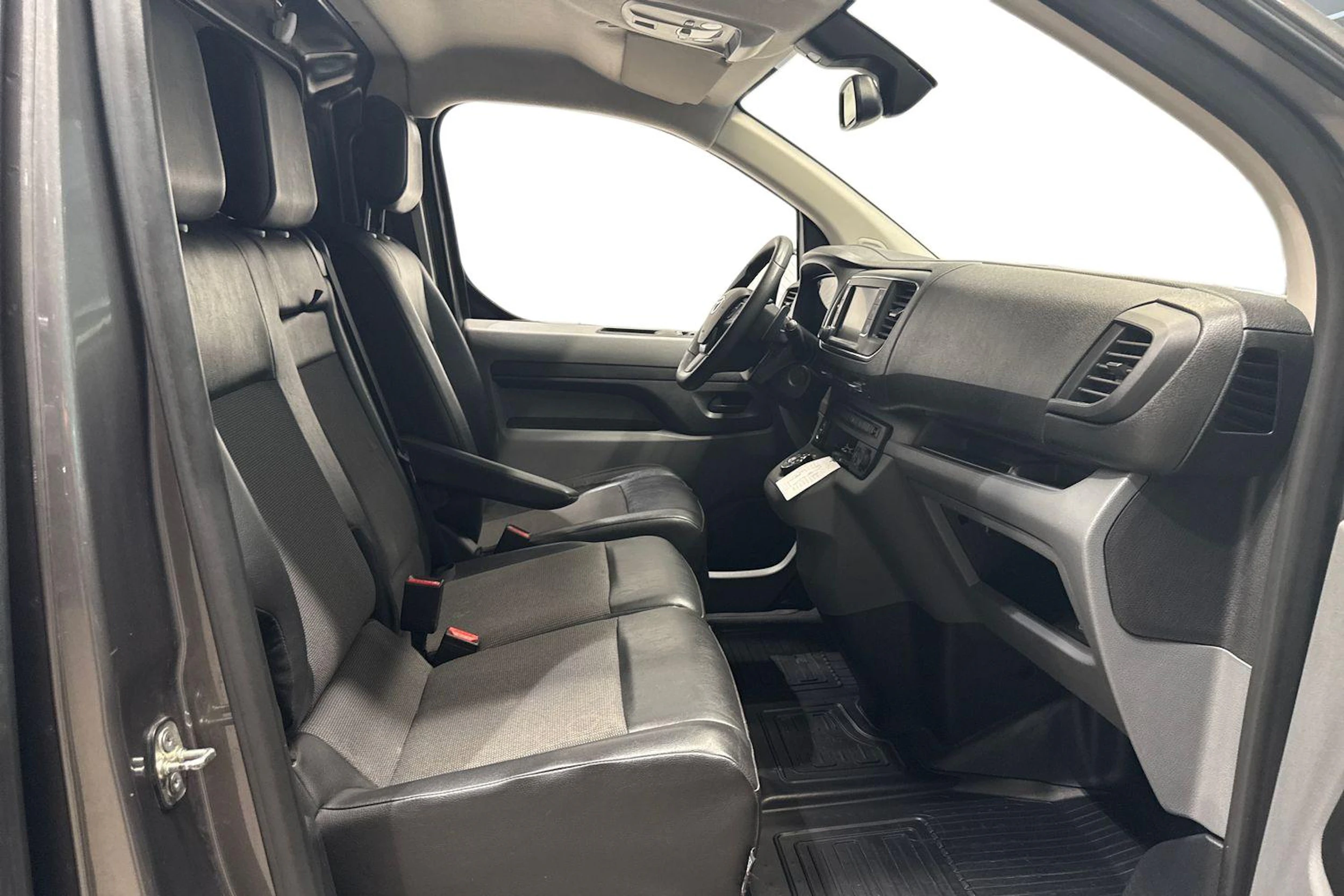 Harmaa Toyota Proace 2018 kuva 11.