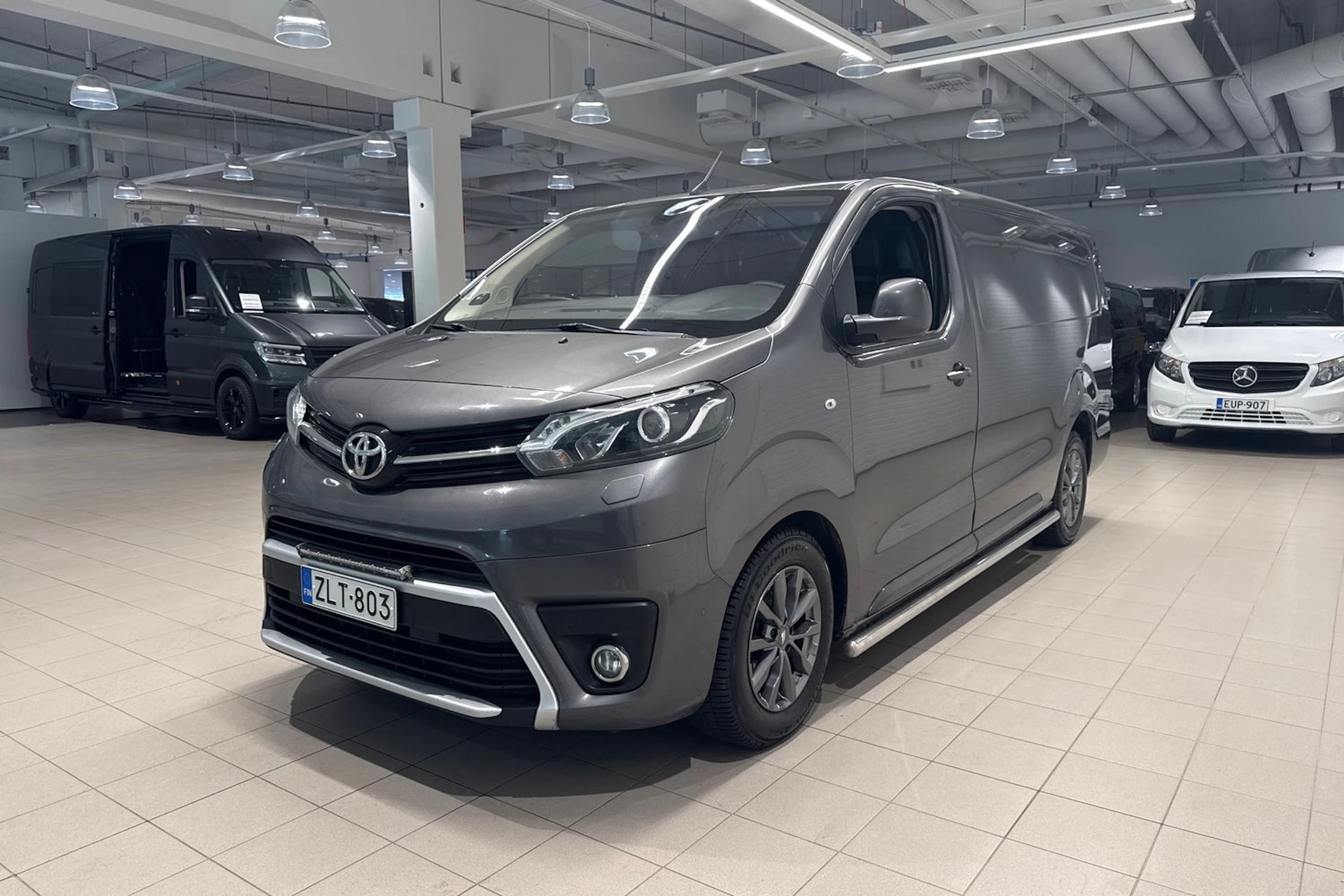 Harmaa Toyota Proace 2018 kuva 13.