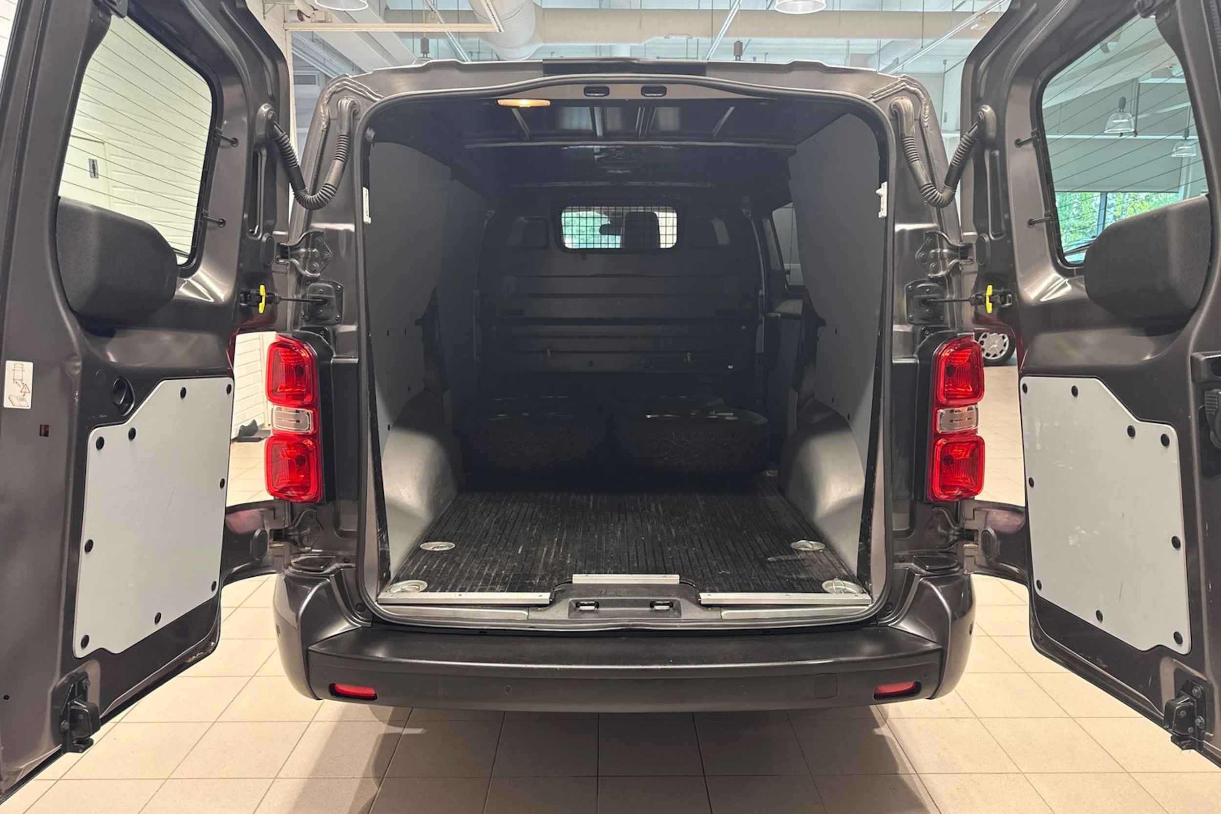 Harmaa Toyota Proace 2018 kuva 16.