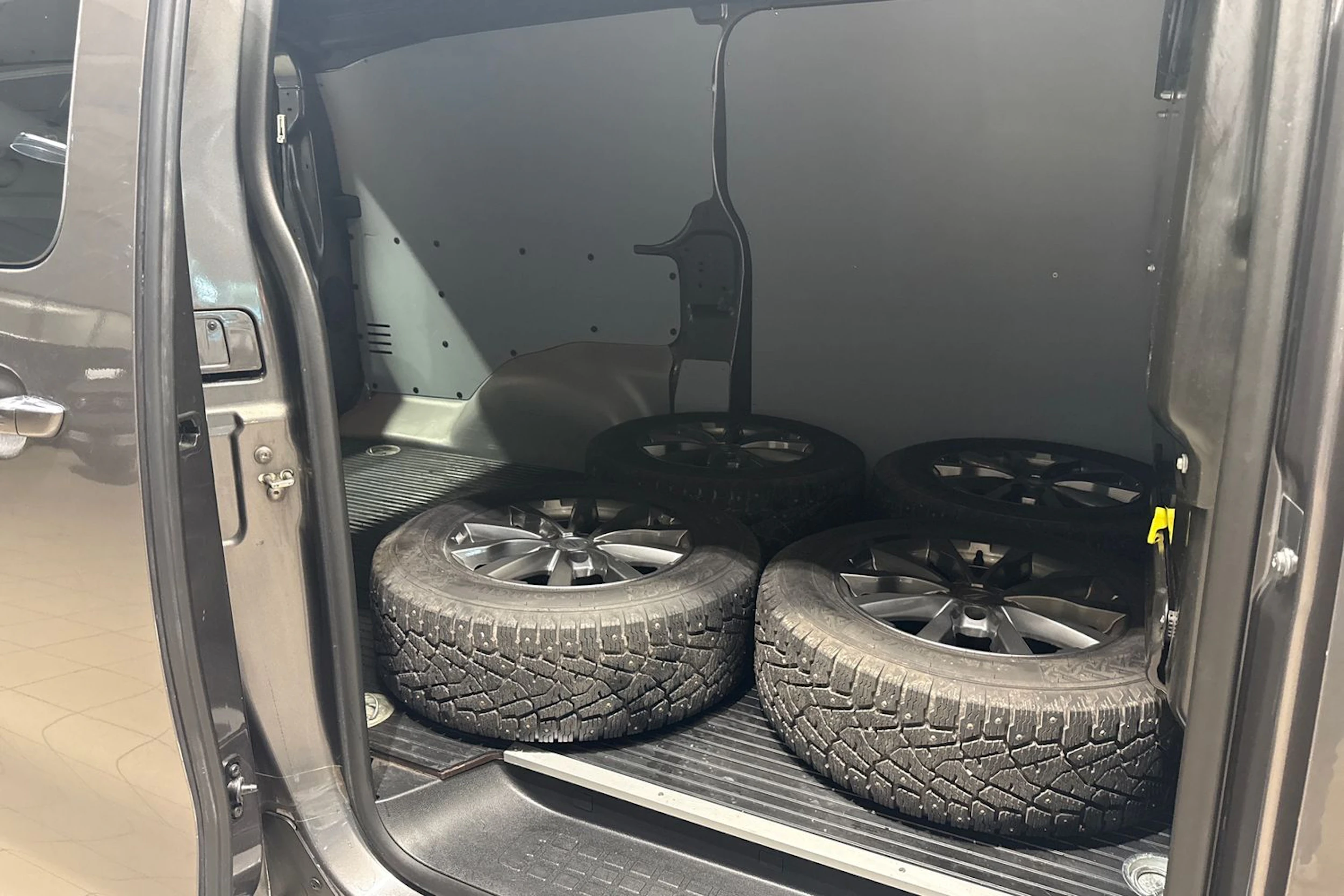 Harmaa Toyota Proace 2018 kuva 17.