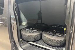 Harmaa Toyota Proace 2018 kuva 17.