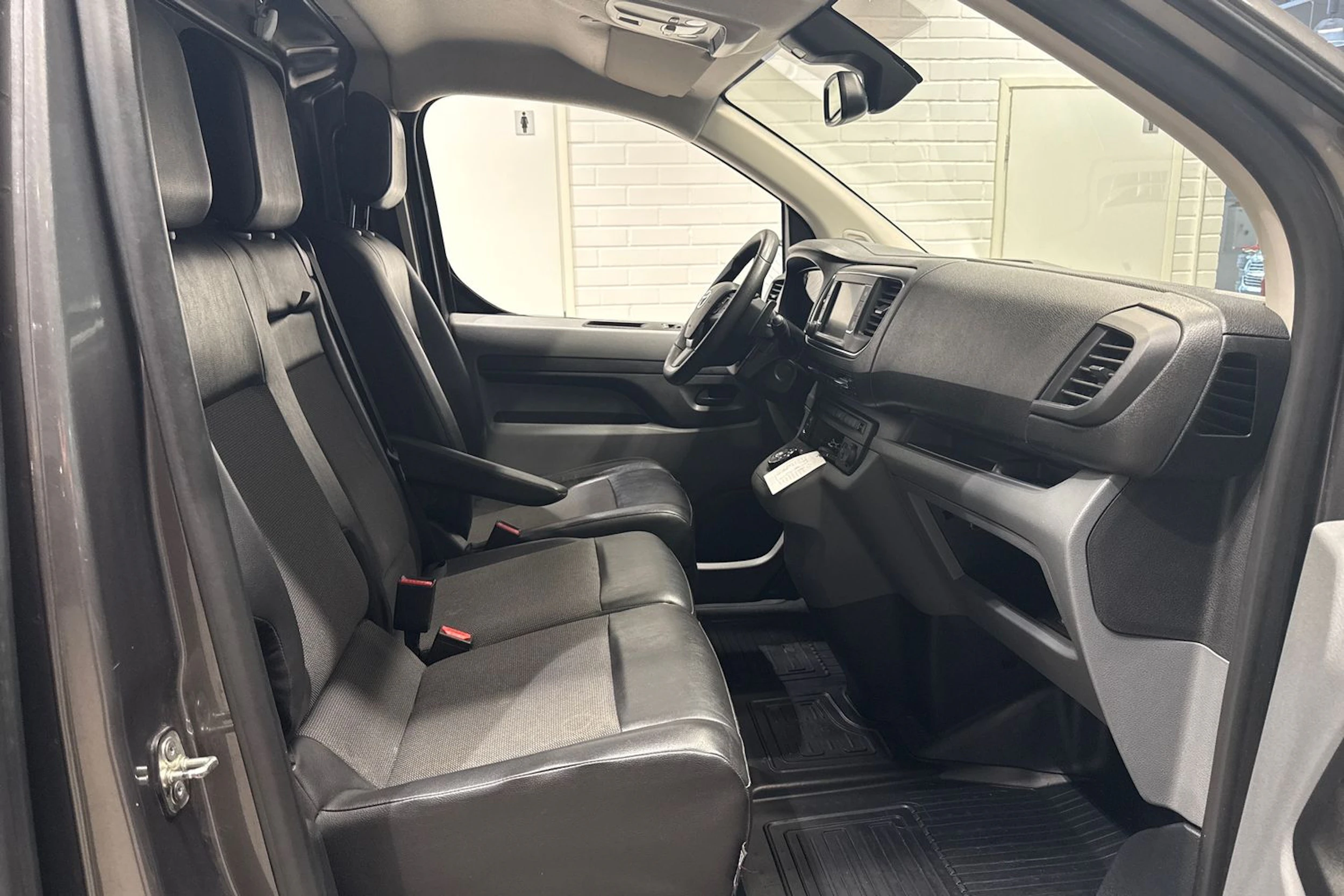 Harmaa Toyota Proace 2018 kuva 18.