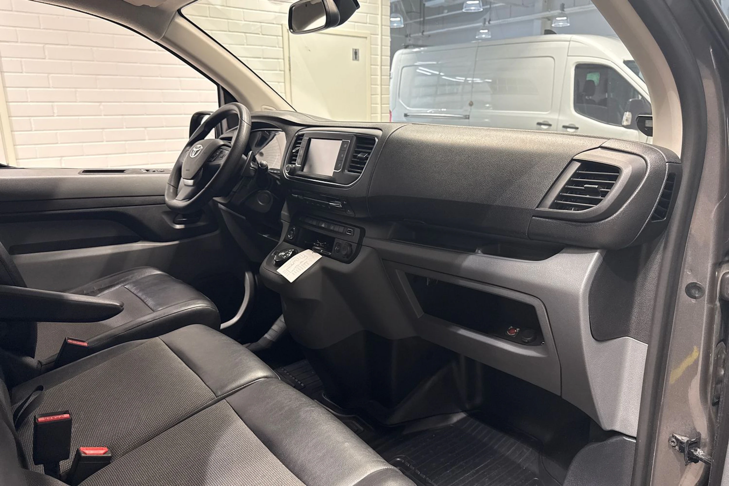 Harmaa Toyota Proace 2018 kuva 19.