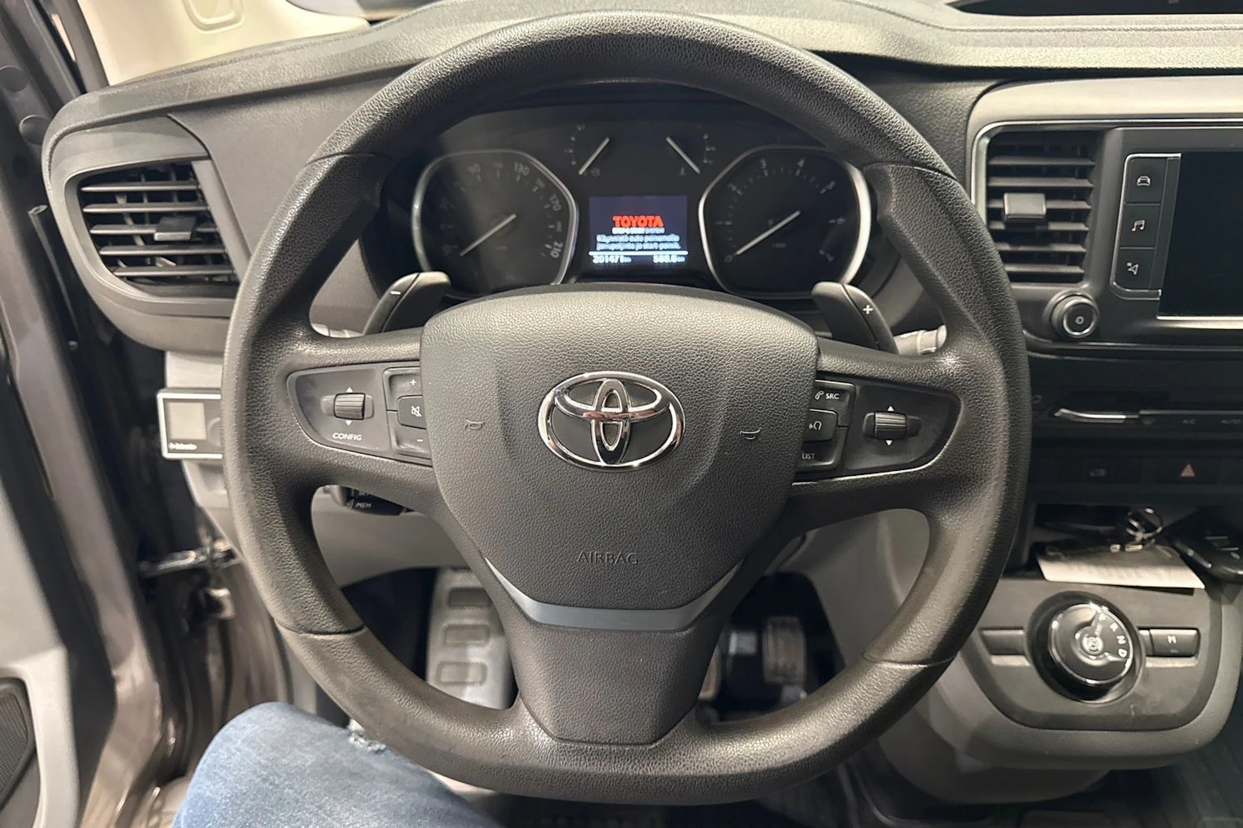 Harmaa Toyota Proace 2018 kuva 21.