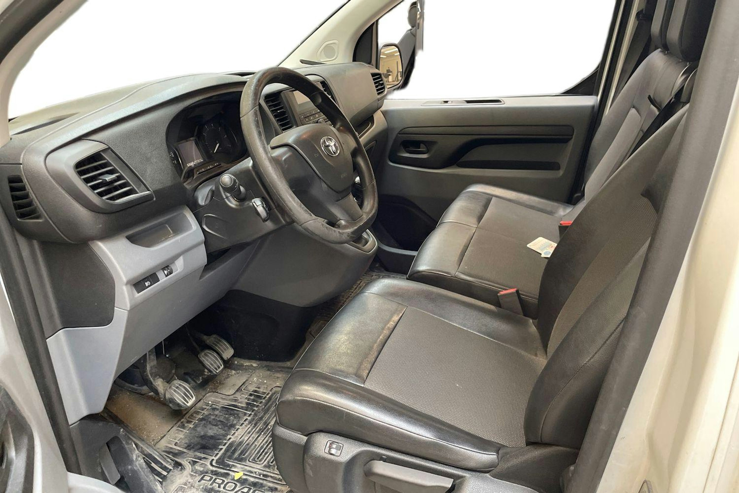 valkoinen Toyota Proace 2019 kuva 3.
