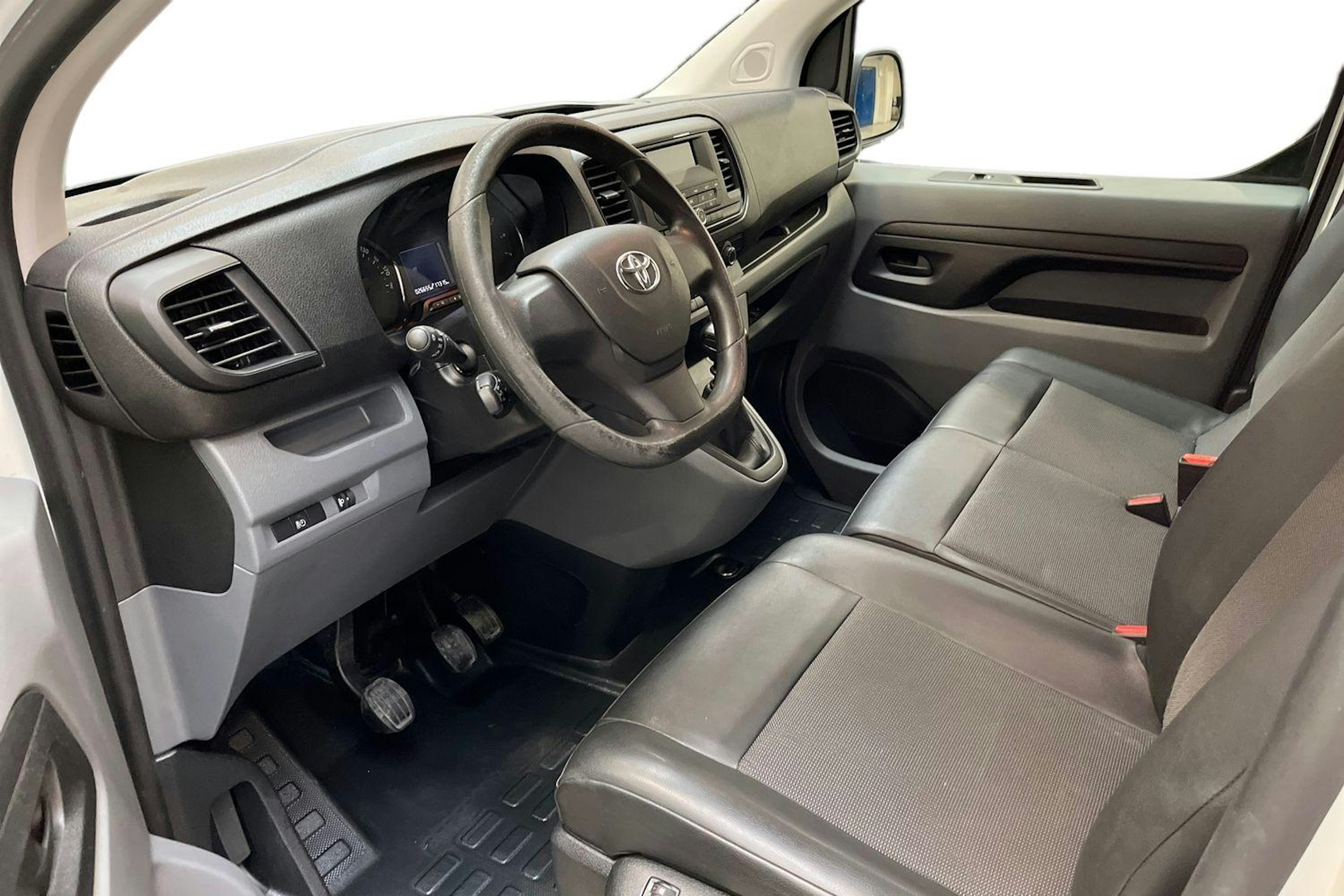 valkoinen Toyota Proace 2019 kuva 6.