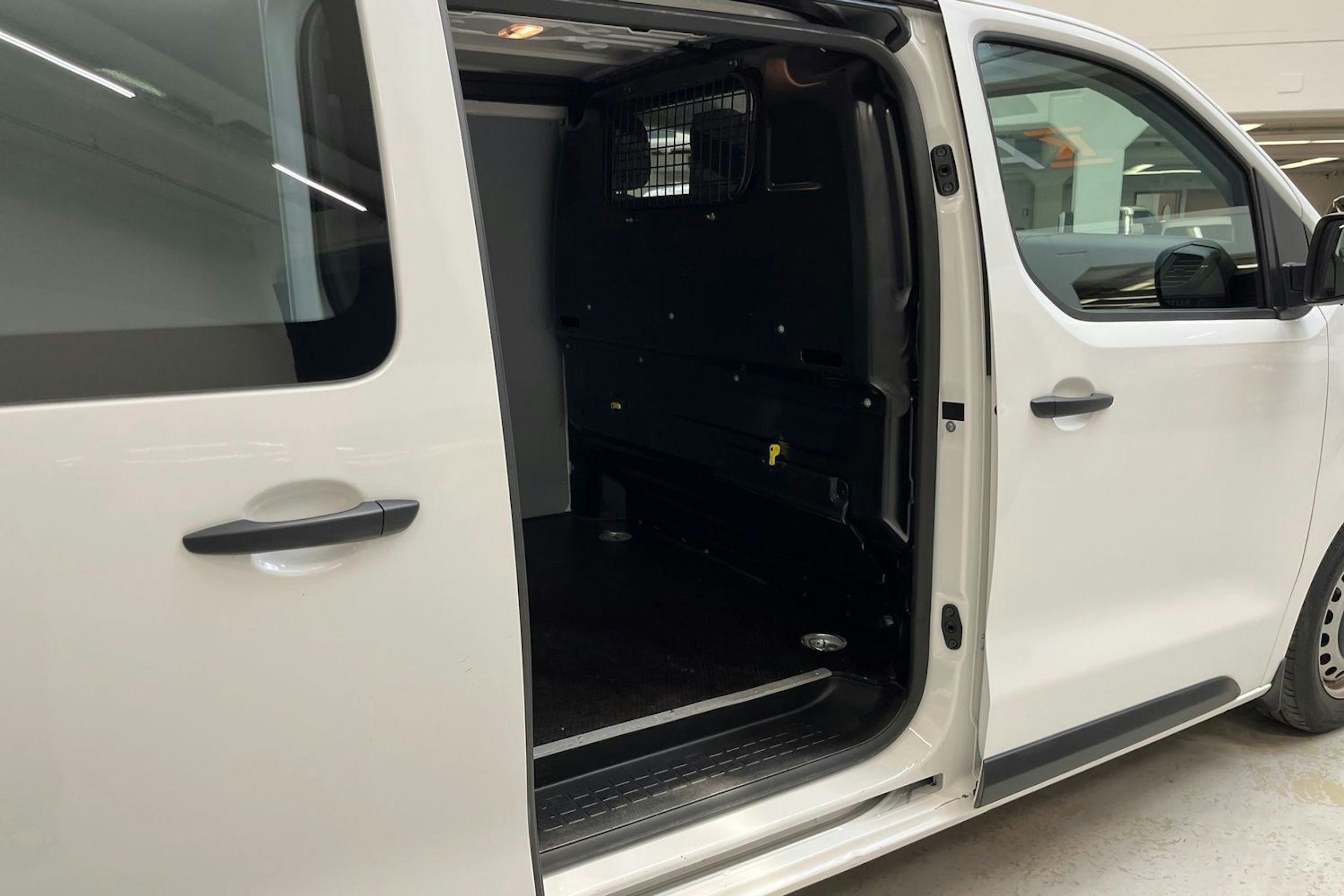 valkoinen Toyota Proace 2019 kuva 11.