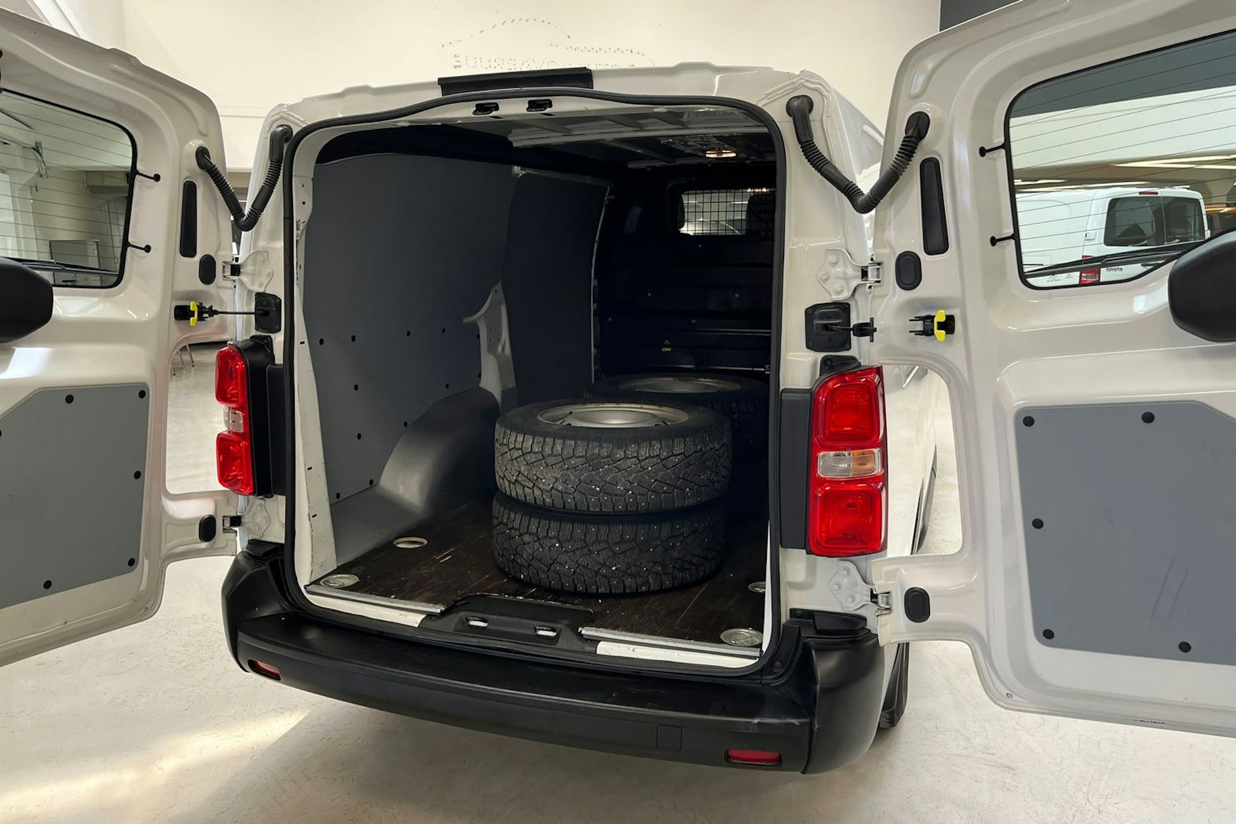 valkoinen Toyota Proace 2019 kuva 12.