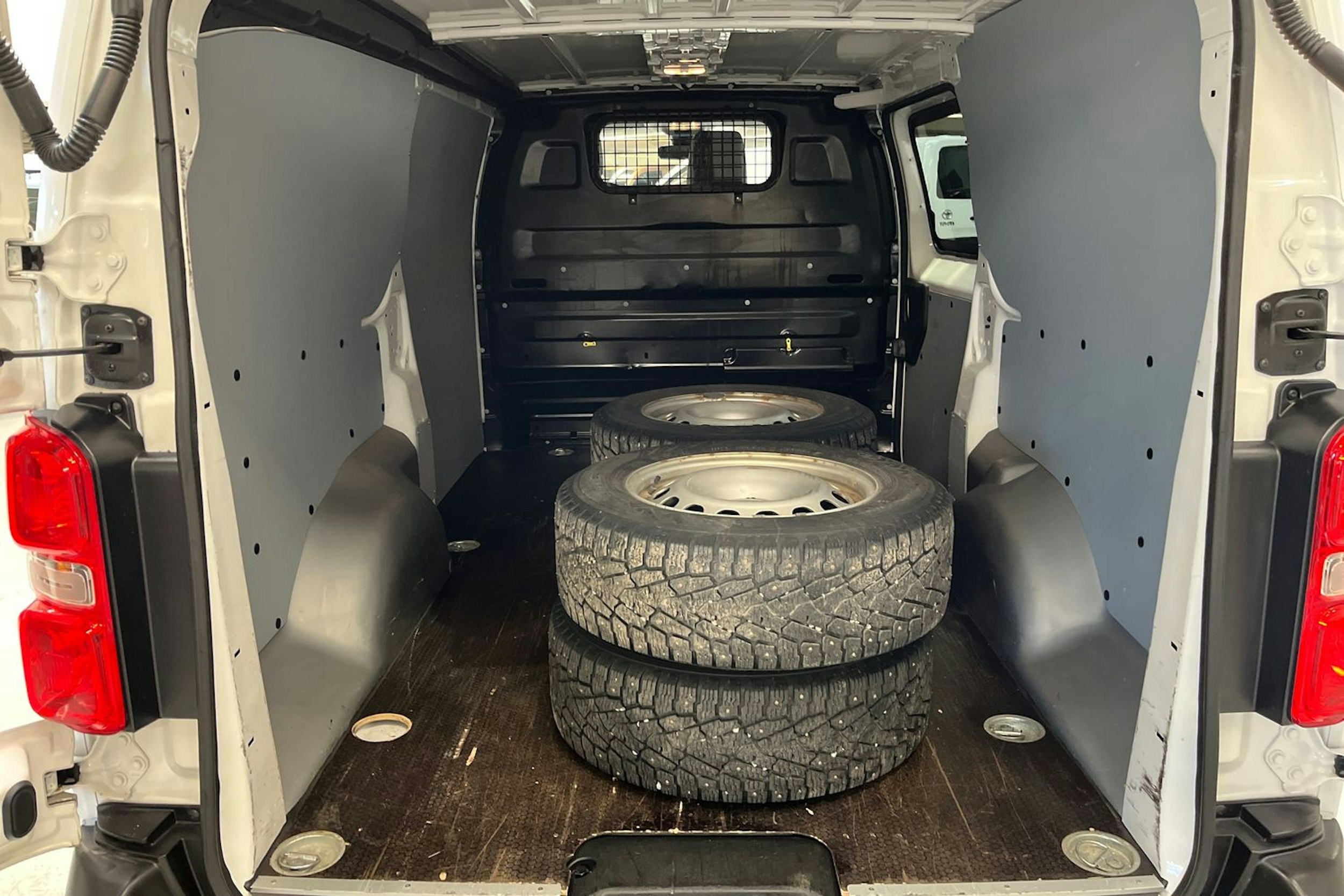 valkoinen Toyota Proace 2019 kuva 13.