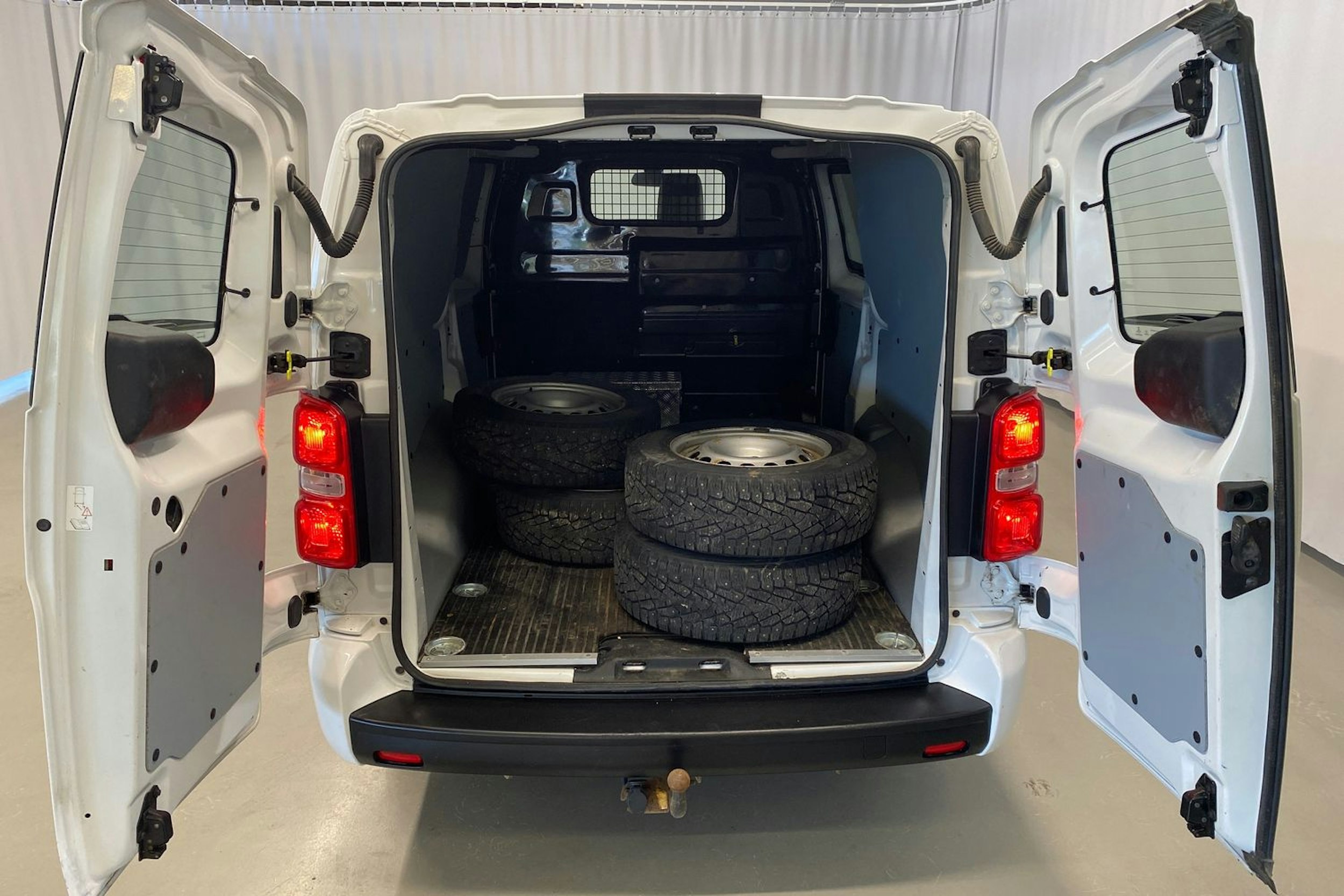 valkoinen Toyota Proace 2019 kuva 22.