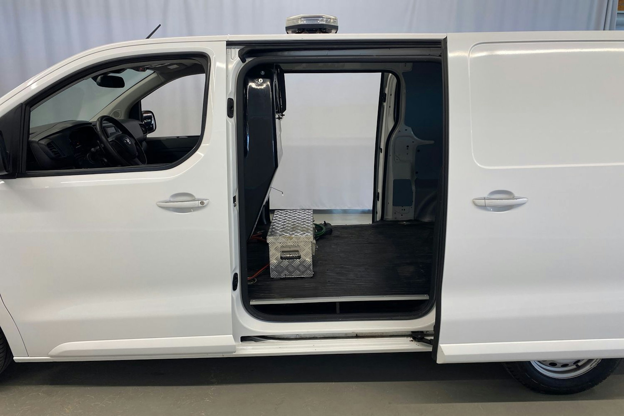 valkoinen Toyota Proace 2019 kuva 23.