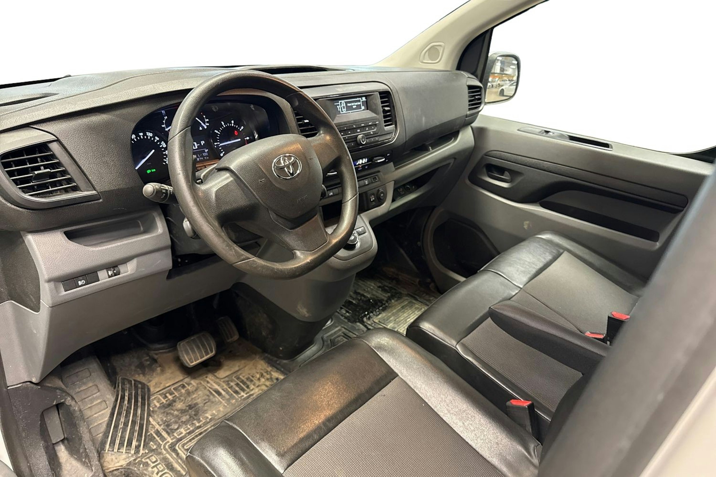valkoinen Toyota Proace 2019 kuva 3.