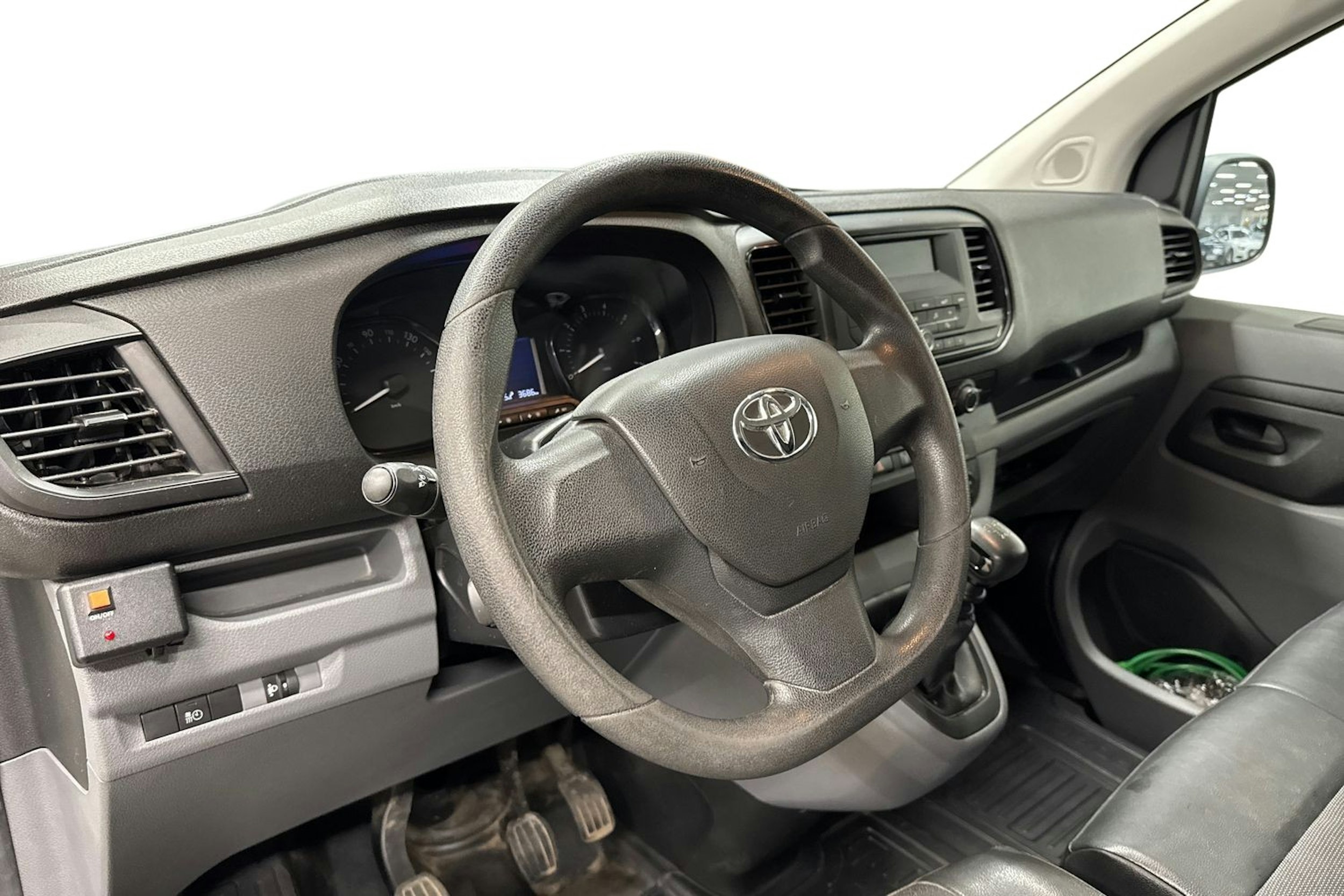 valkoinen Toyota Proace 2019 kuva 9.