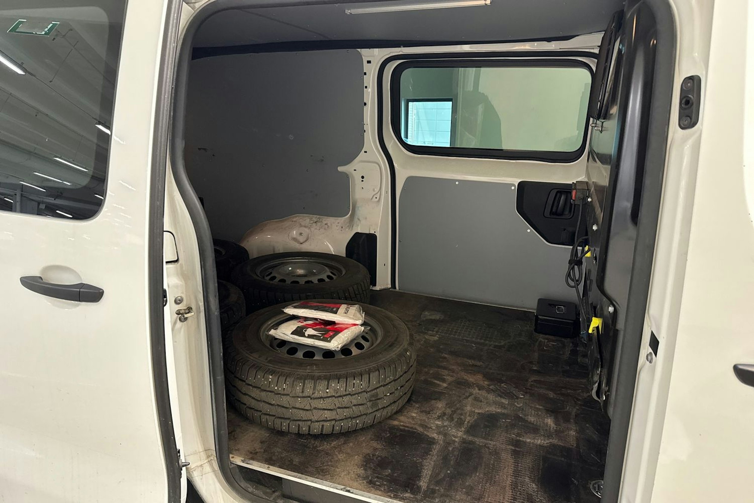 valkoinen Toyota Proace 2019 kuva 12.