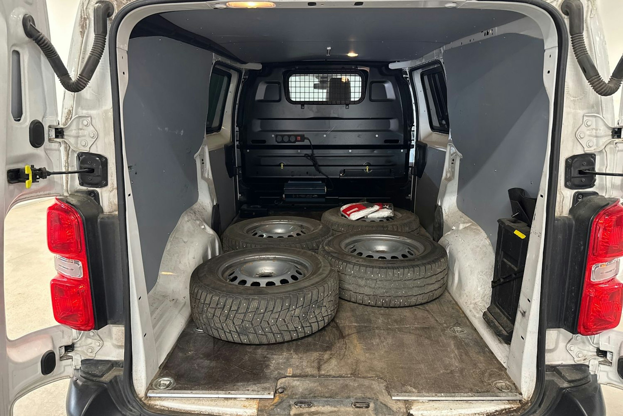valkoinen Toyota Proace 2019 kuva 13.