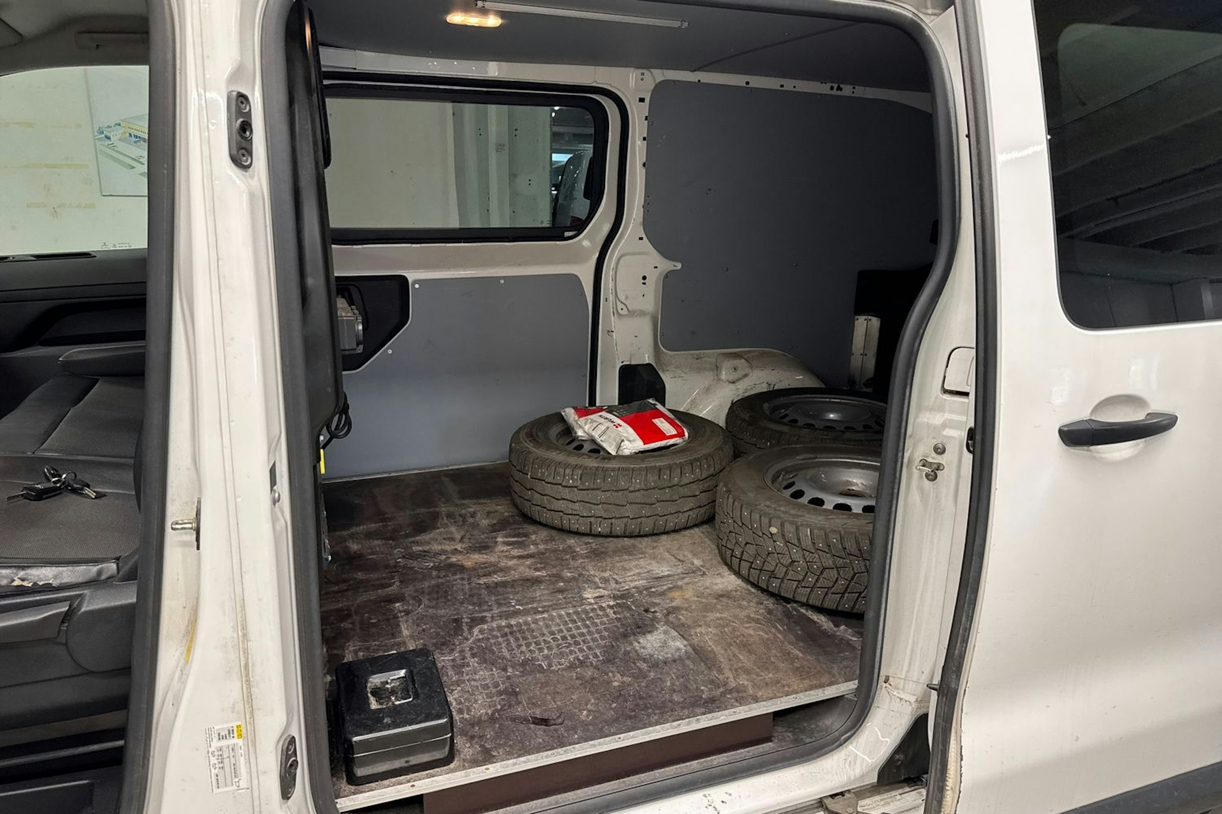 valkoinen Toyota Proace 2019 kuva 14.