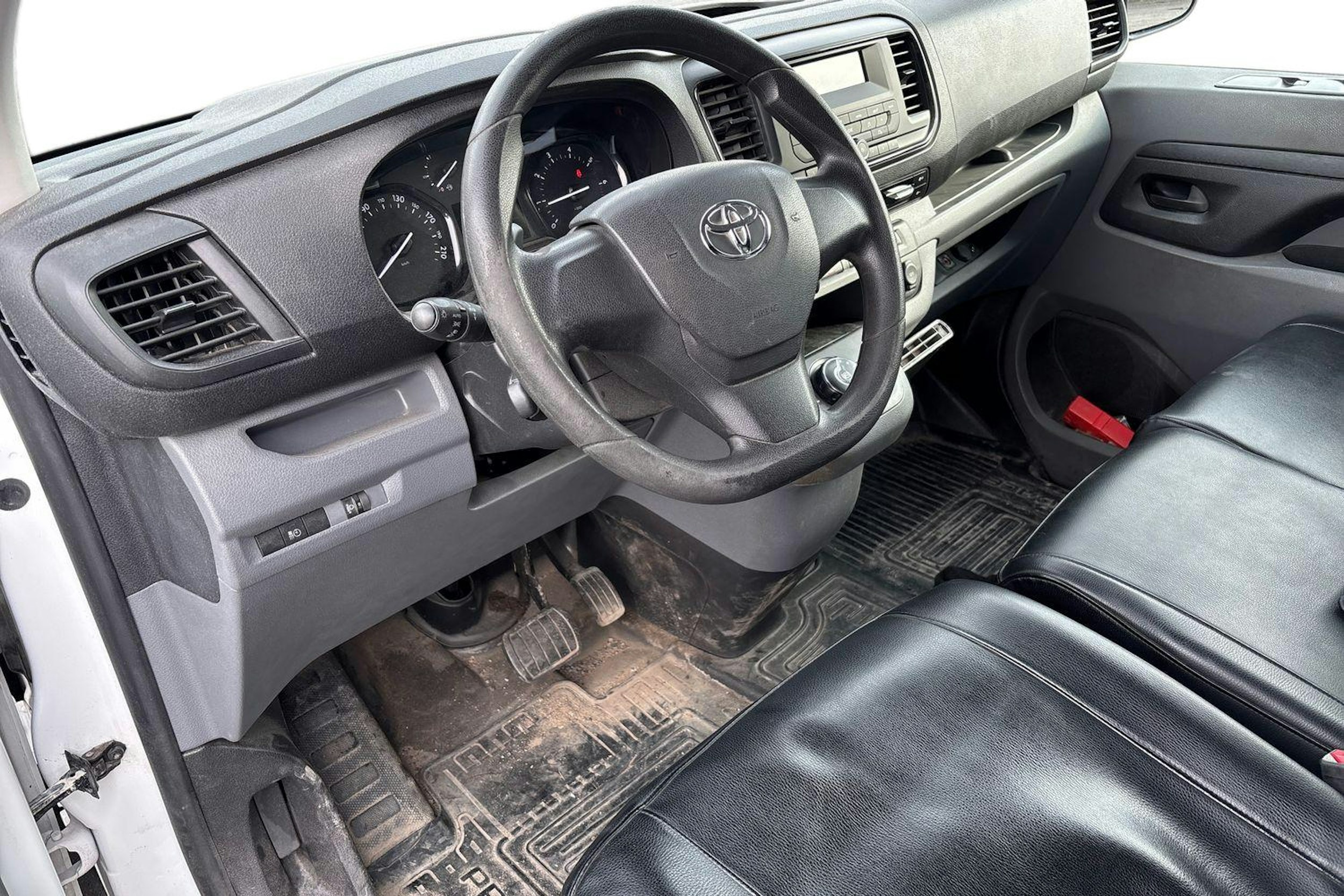 Valkoinen Toyota Proace 2019 kuva 3.