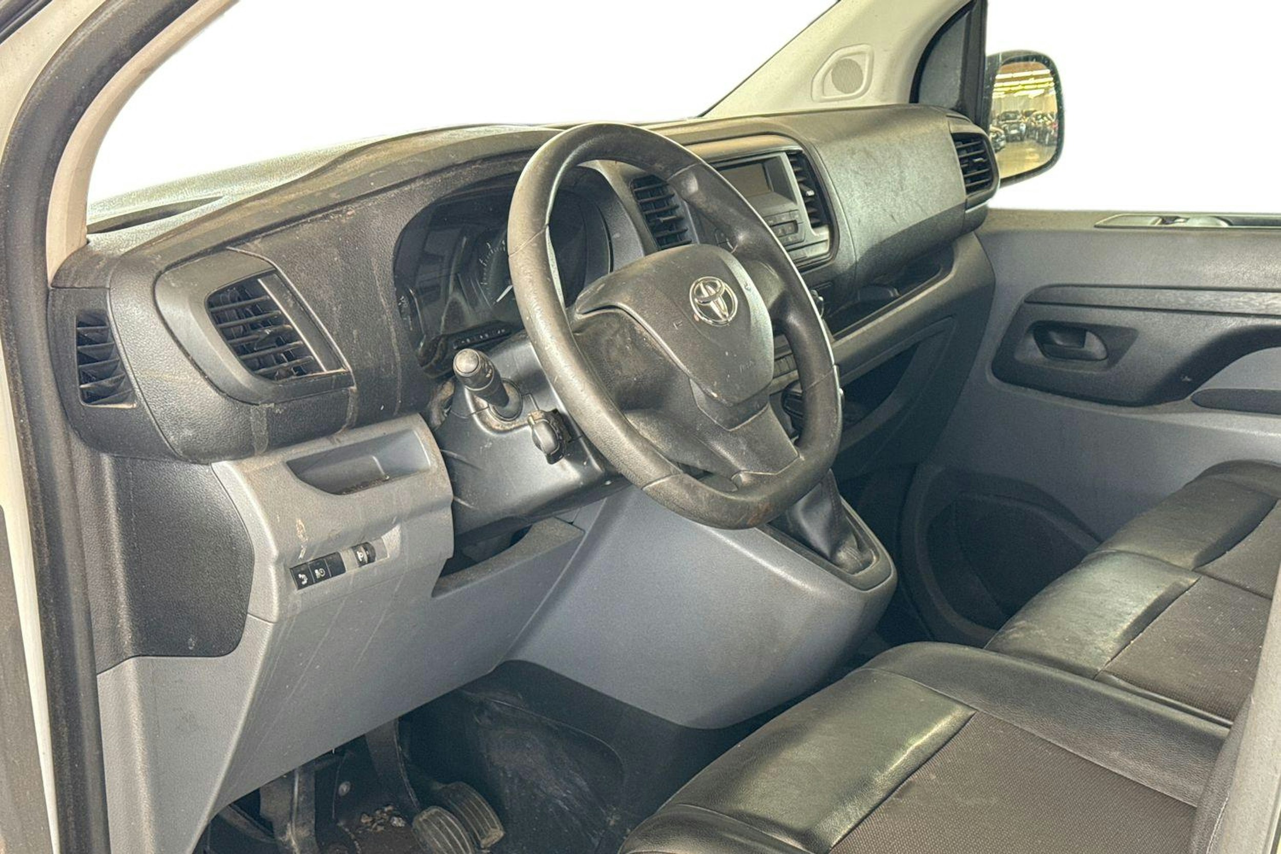 valkoinen Toyota Proace 2019 kuva 3.