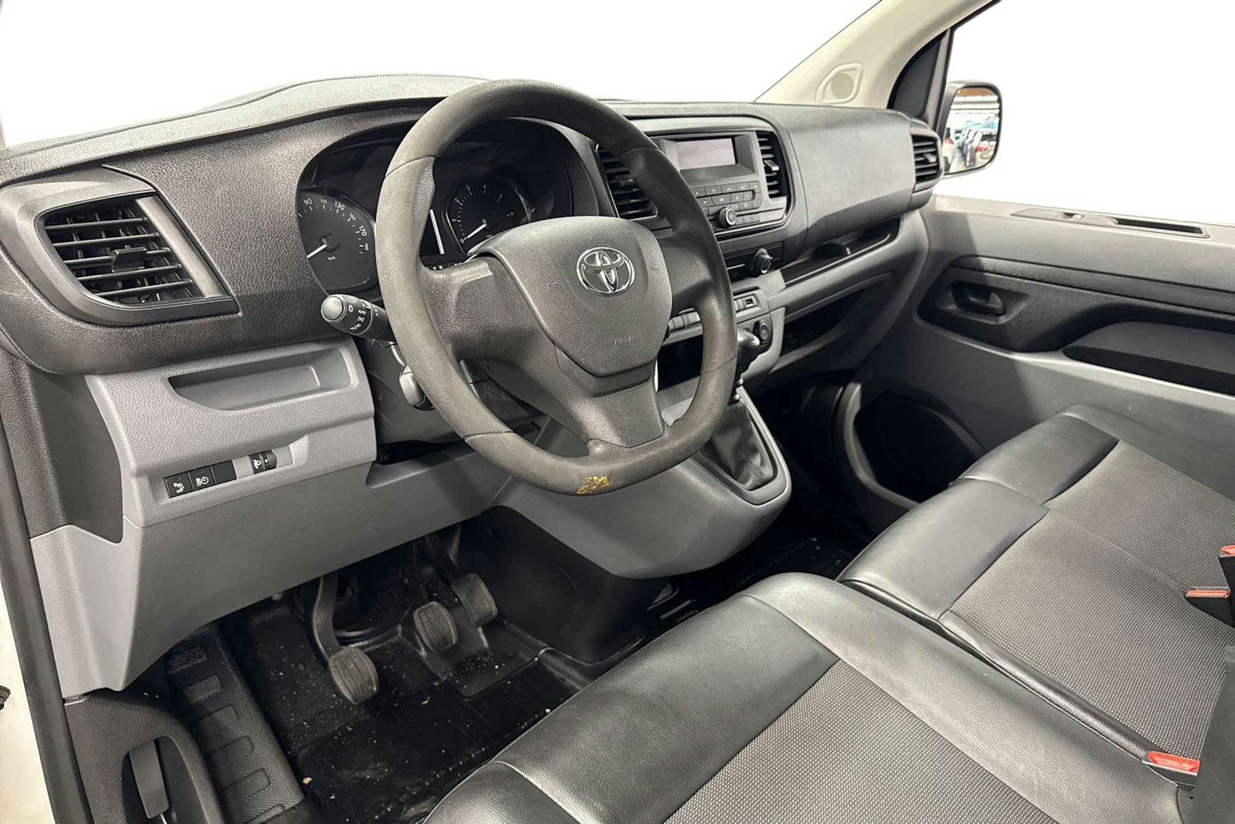 valkoinen Toyota Proace 2019 kuva 6.