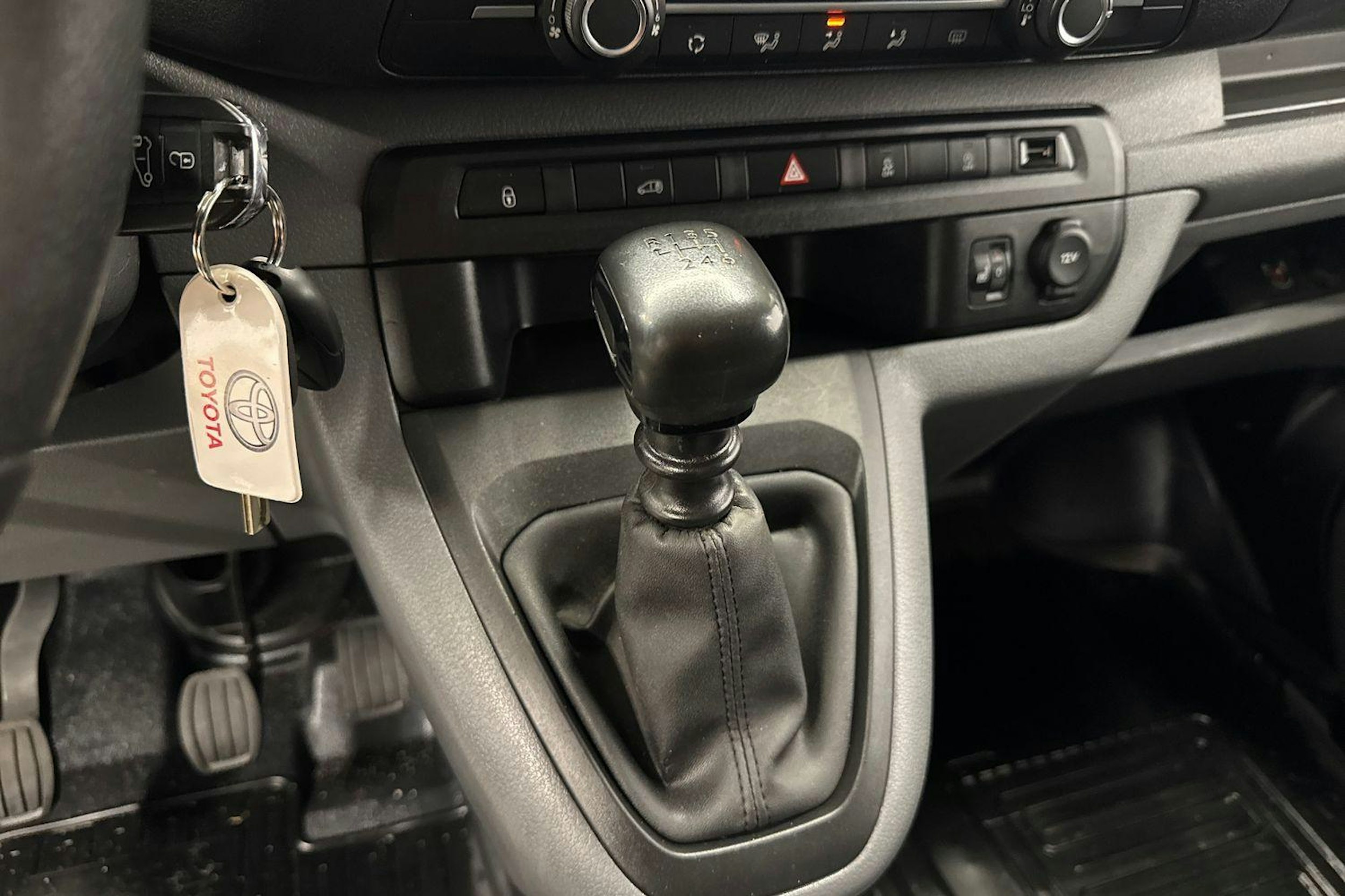 valkoinen Toyota Proace 2019 kuva 9.