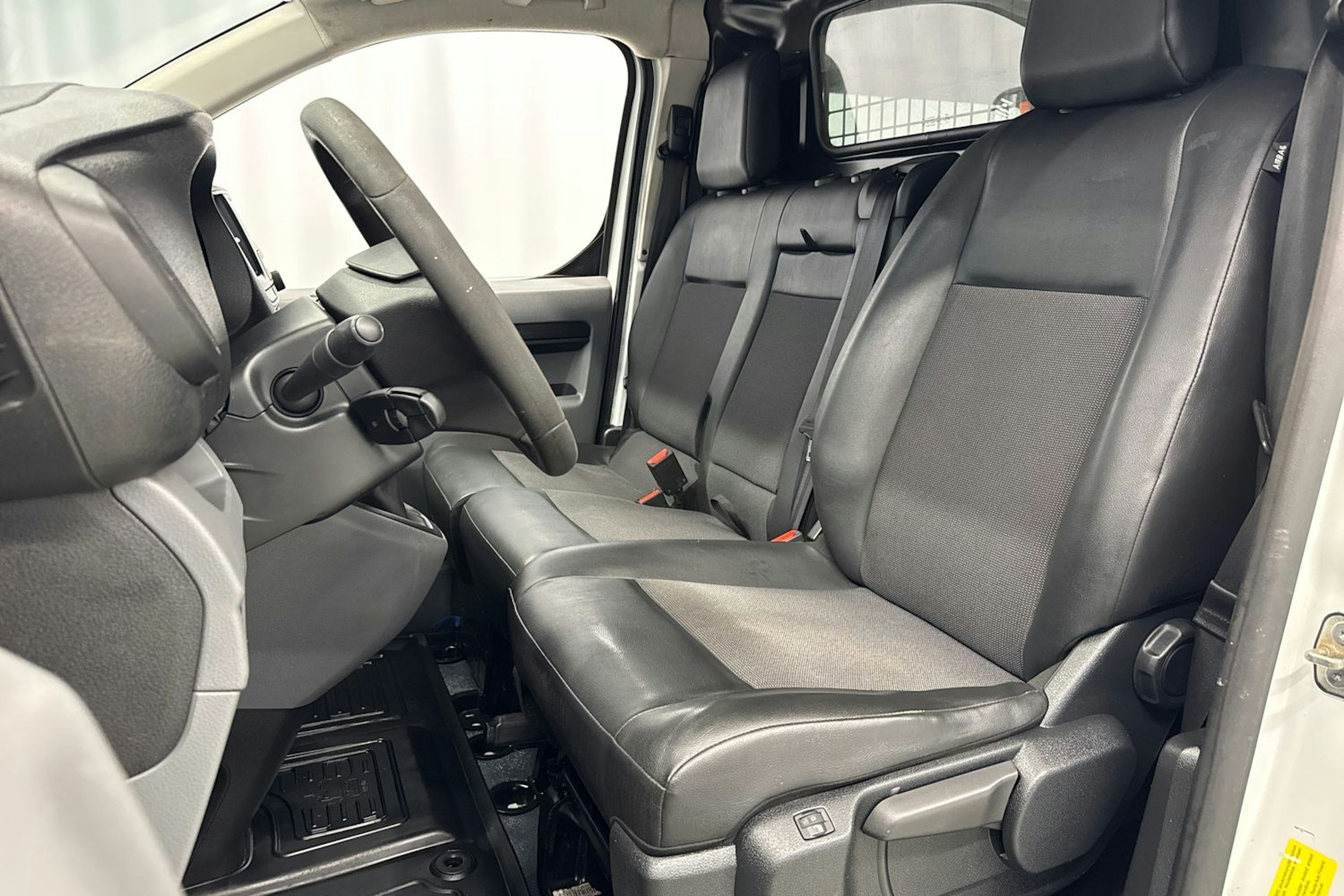 valkoinen Toyota Proace 2019 kuva 12.