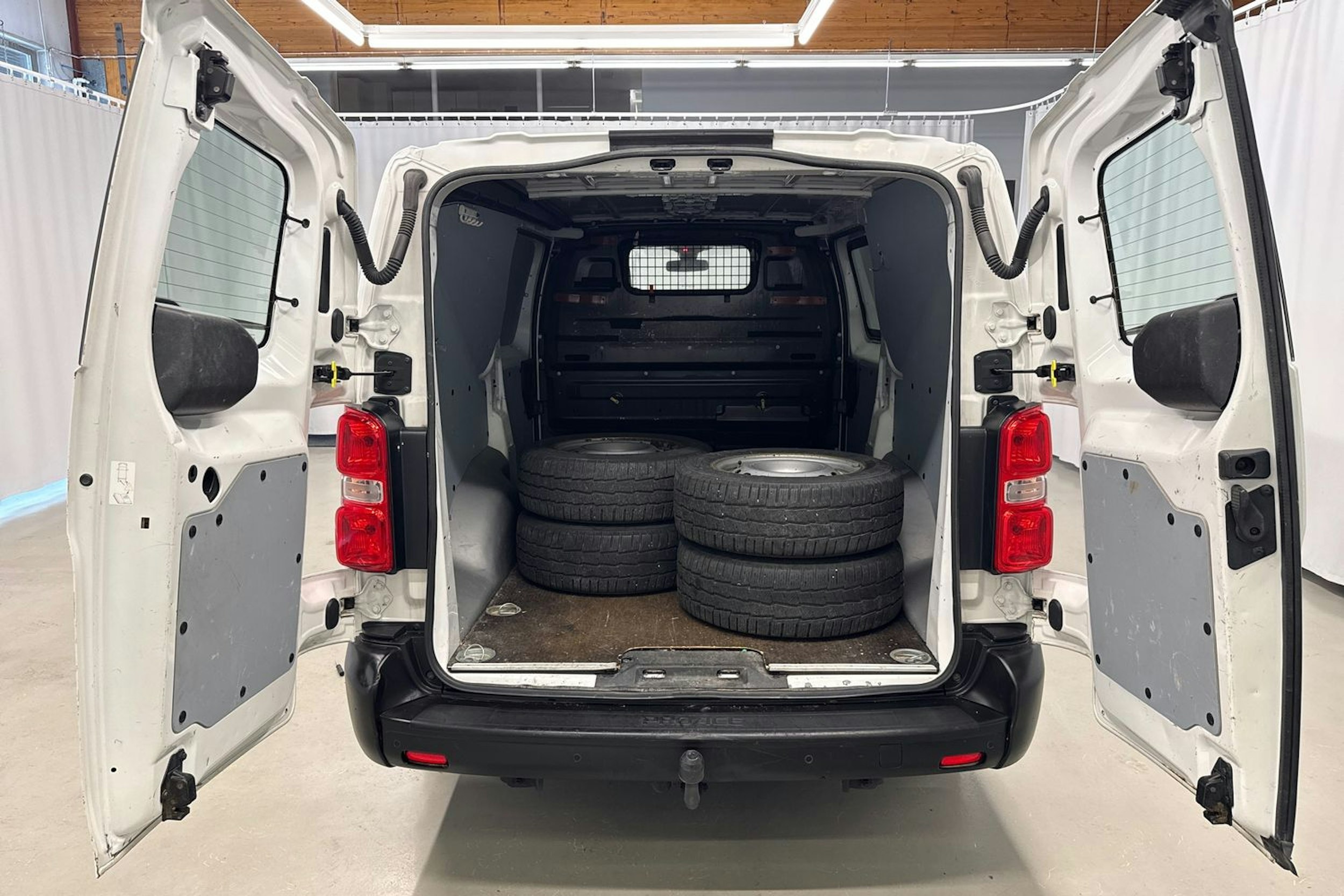 valkoinen Toyota Proace 2019 kuva 14.