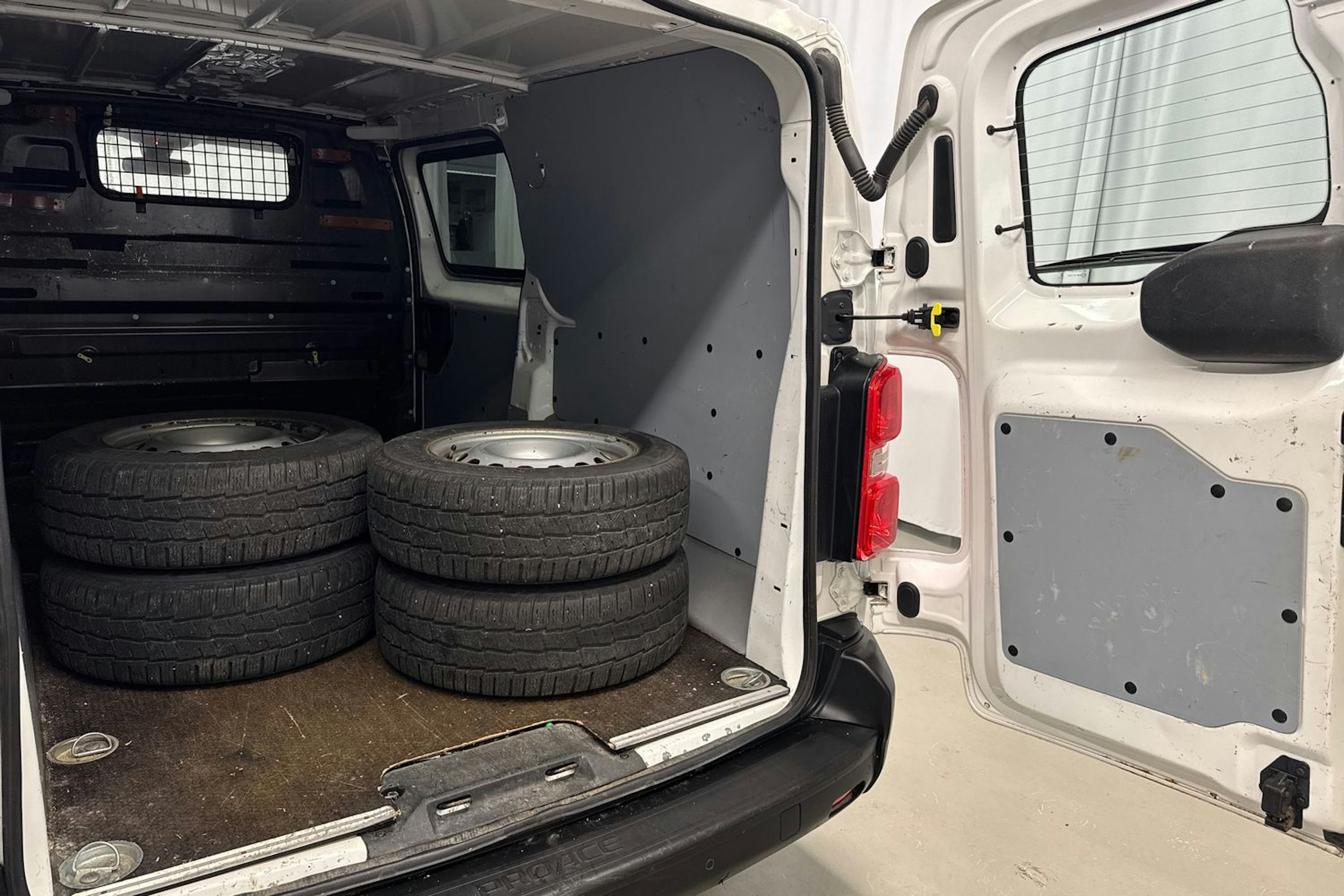 valkoinen Toyota Proace 2019 kuva 15.