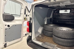valkoinen Toyota Proace 2019 kuva 16.