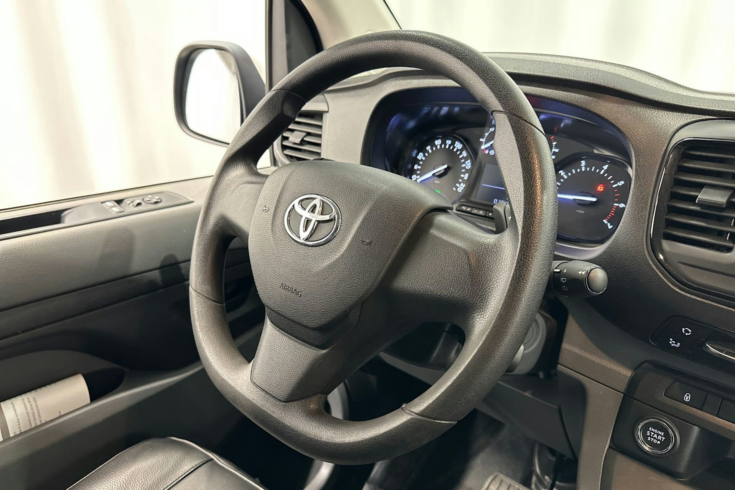 valkoinen Toyota Proace 2019 kuva 12.