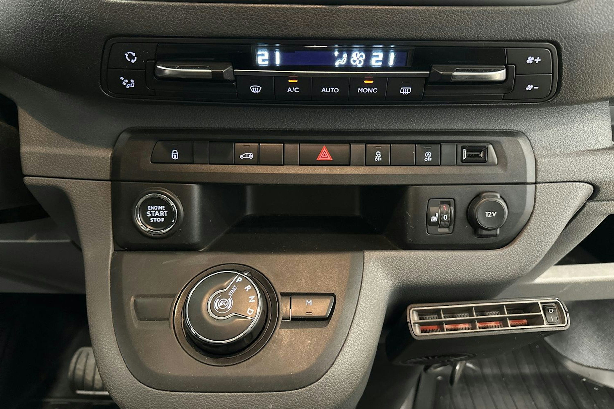 valkoinen Toyota Proace 2019 kuva 17.