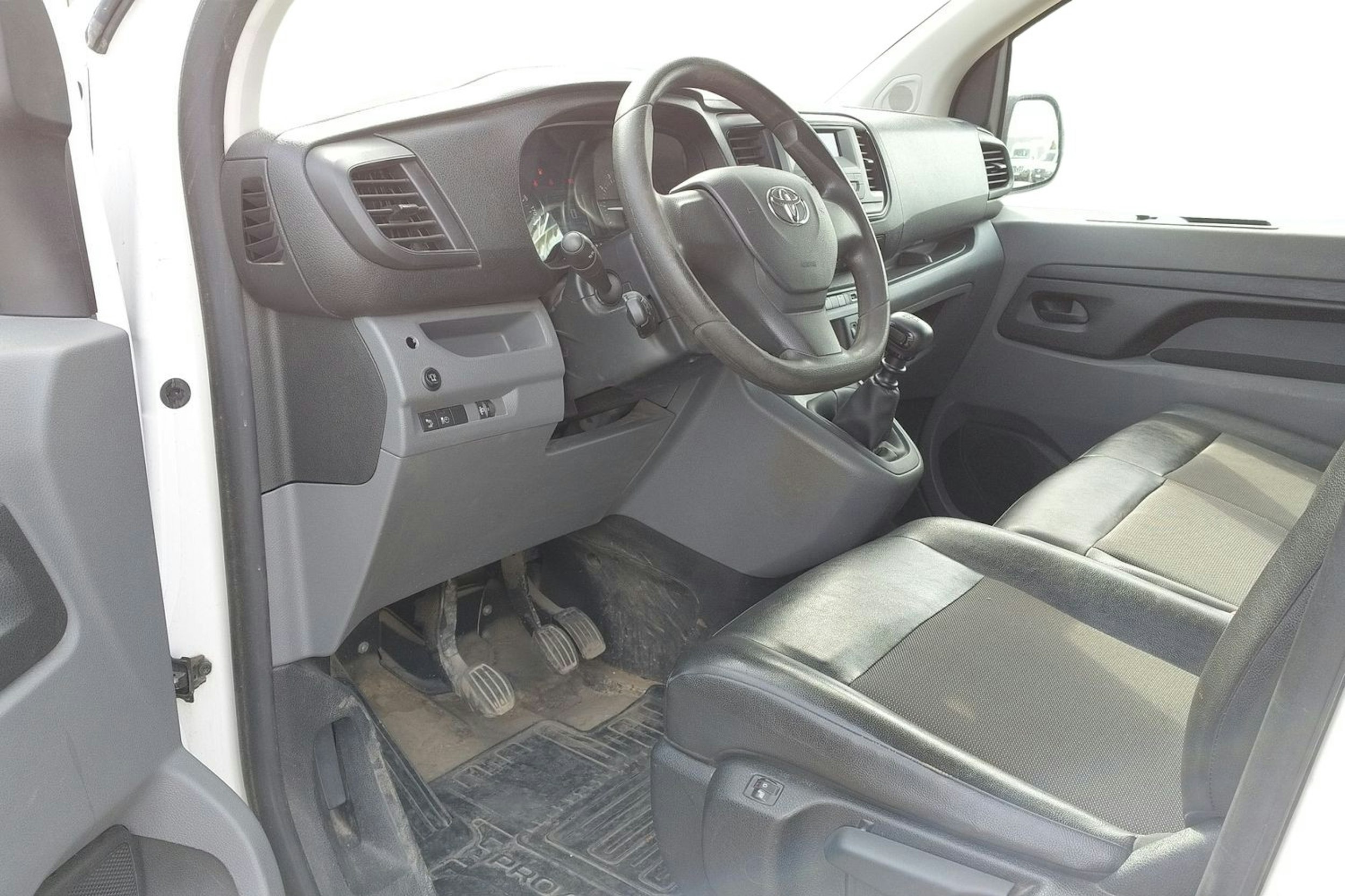 valkoinen Toyota Proace 2019 kuva 3.