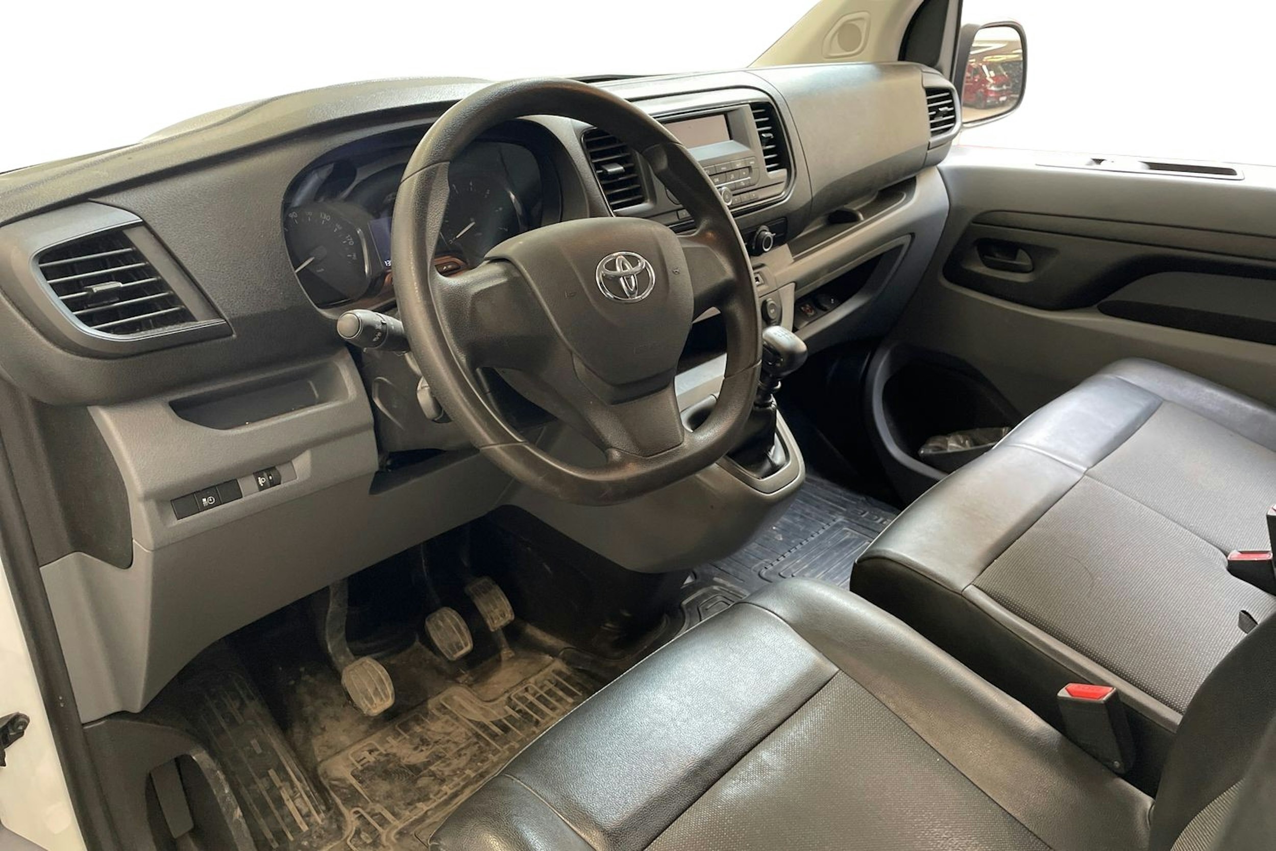 valkoinen Toyota Proace 2019 kuva 3.