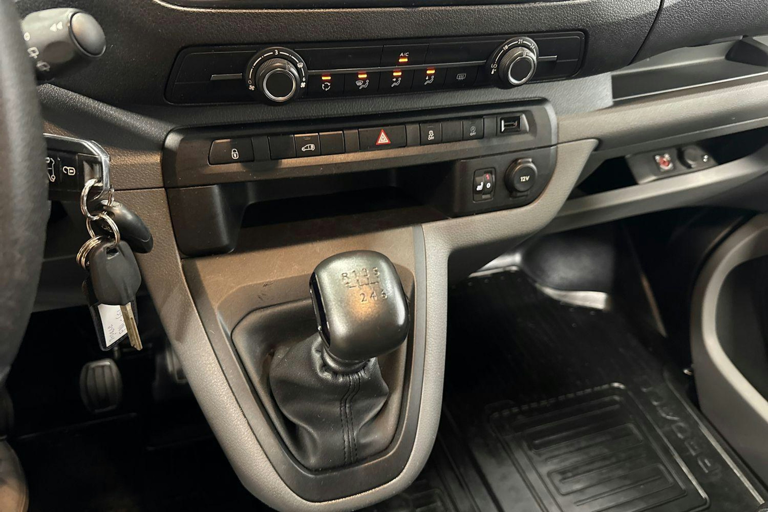 ruskea (beige) Toyota Proace 2019 kuva 13.