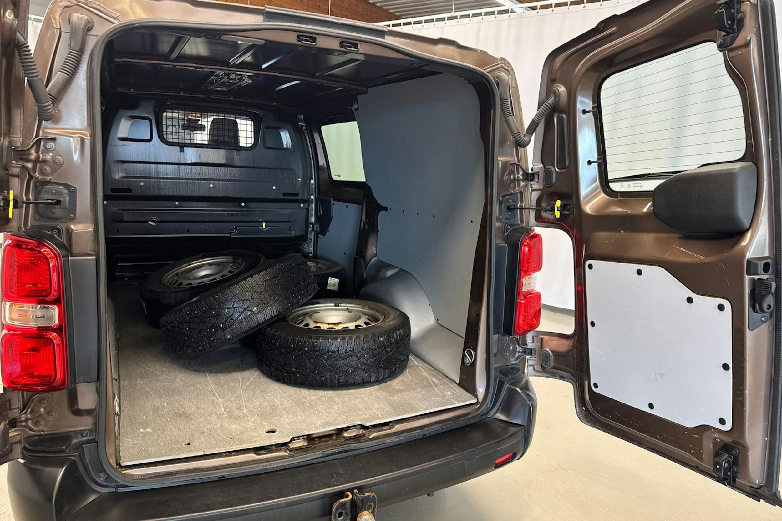 ruskea (beige) Toyota Proace 2019 kuva 18.
