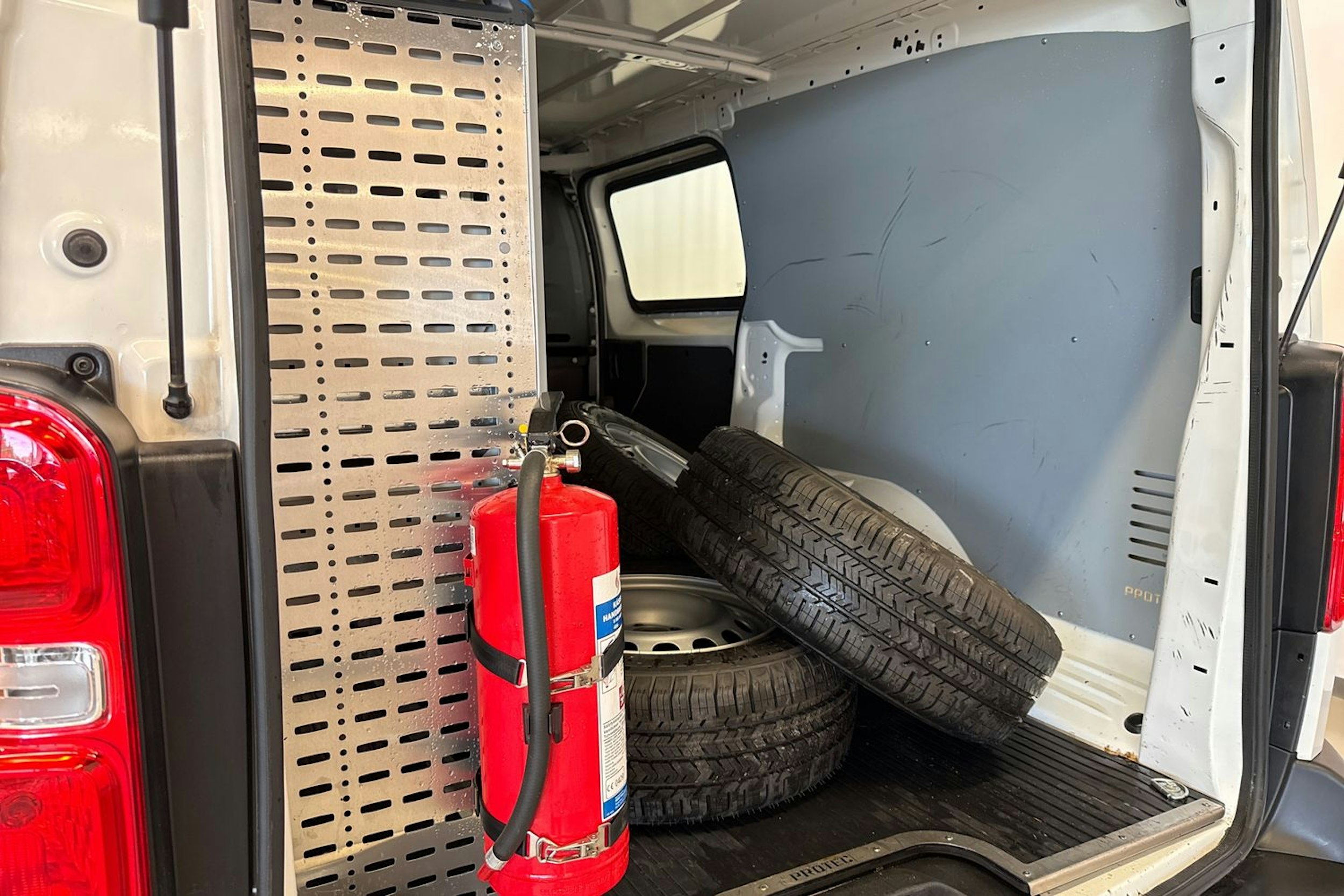 valkoinen Toyota Proace 2019 kuva 22.