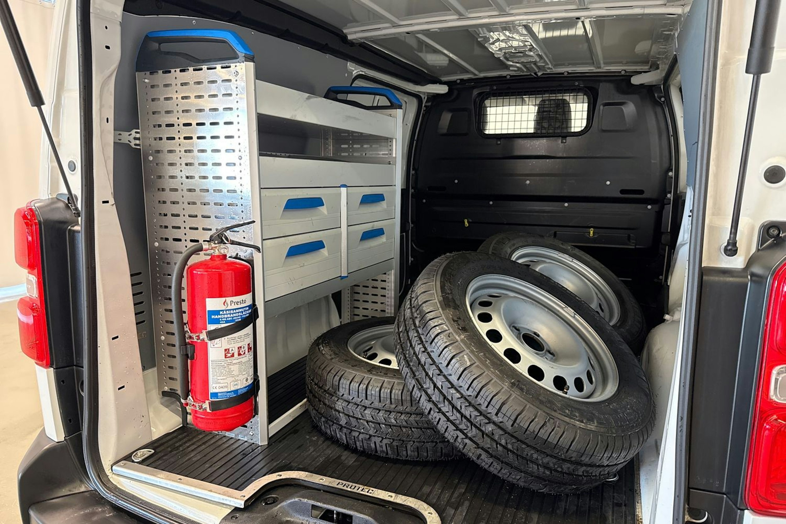 valkoinen Toyota Proace 2019 kuva 23.