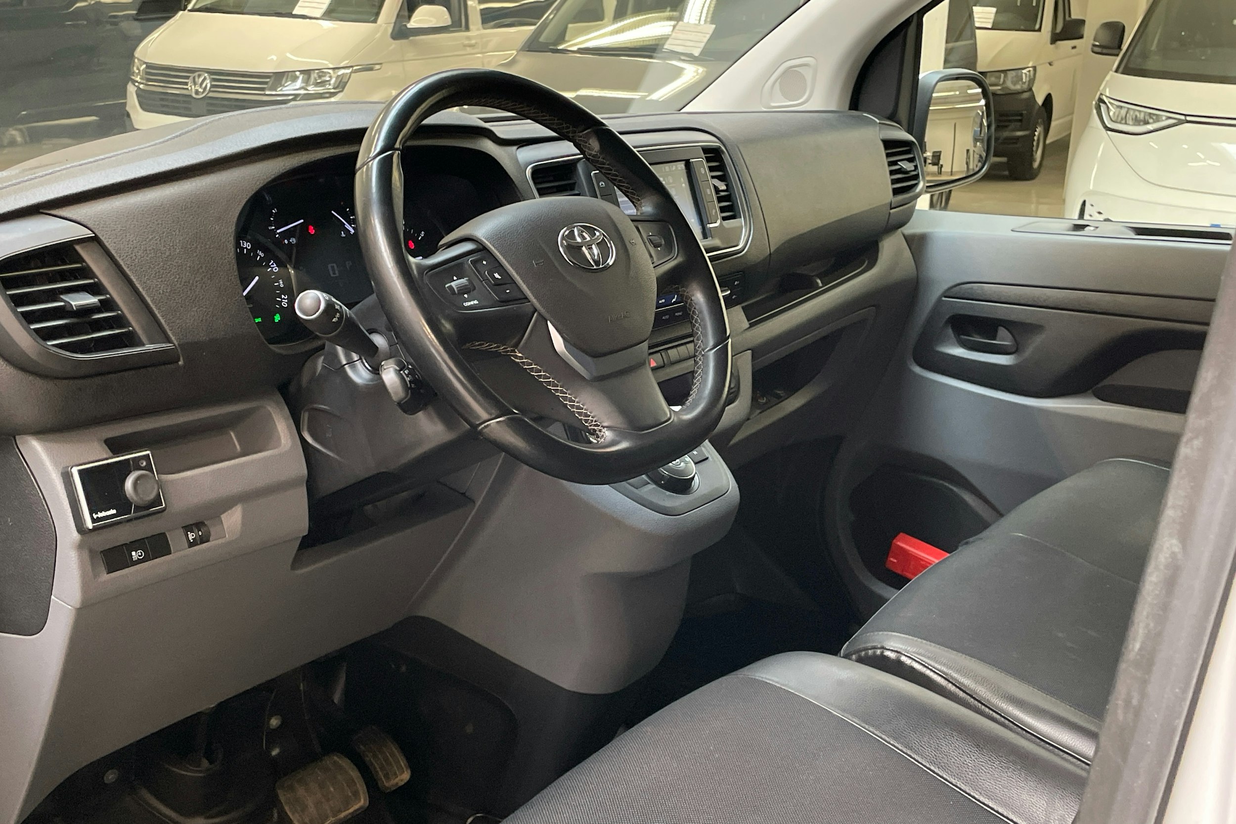 valkoinen Toyota Proace 2019 kuva 6.