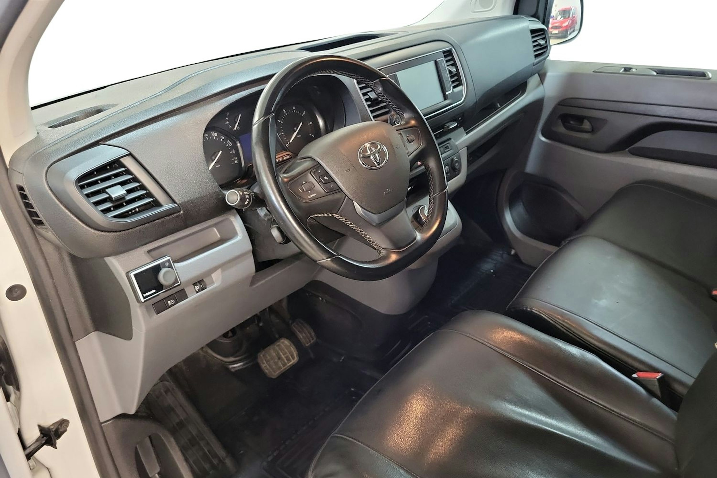 valkoinen Toyota Proace 2019 kuva 7.