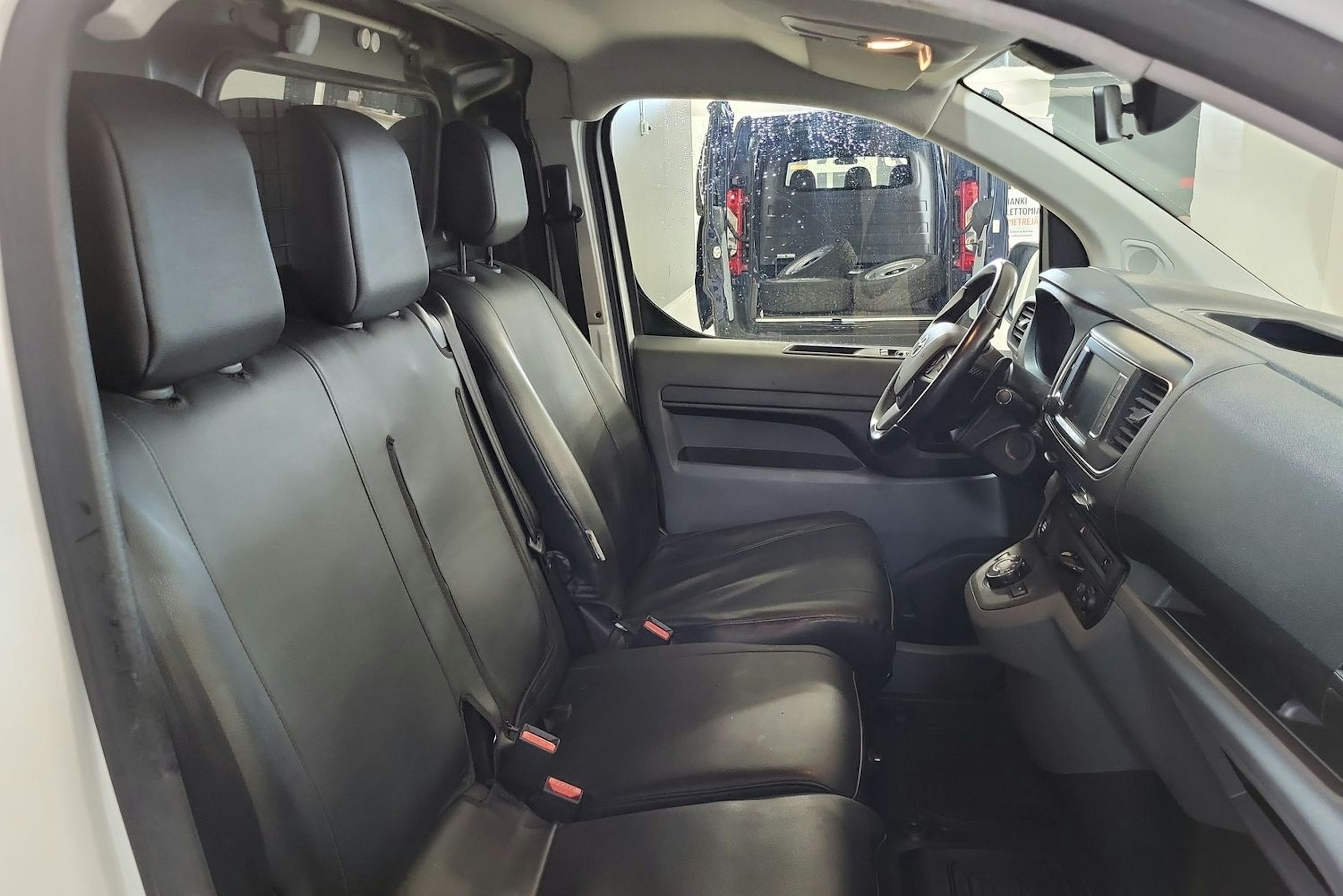 valkoinen Toyota Proace 2019 kuva 13.