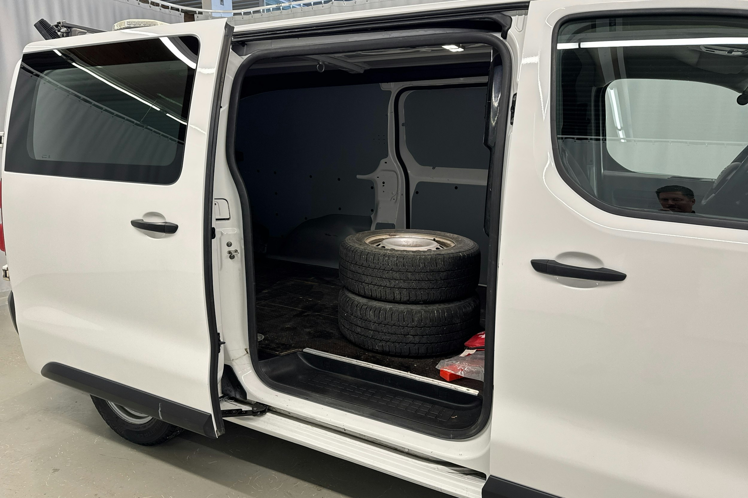 valkoinen Toyota Proace 2019 kuva 20.