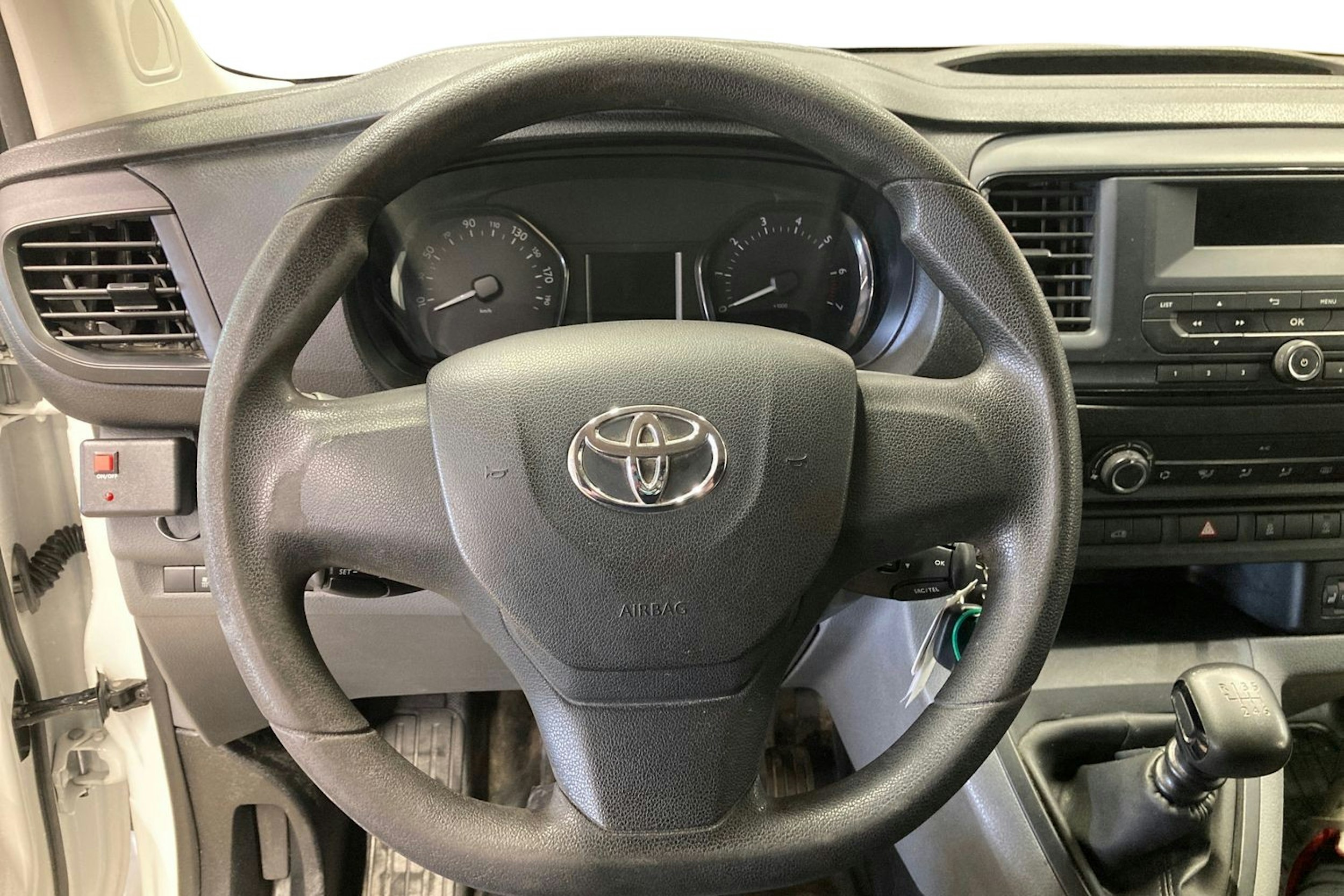 valkoinen Toyota Proace 2019 kuva 9.