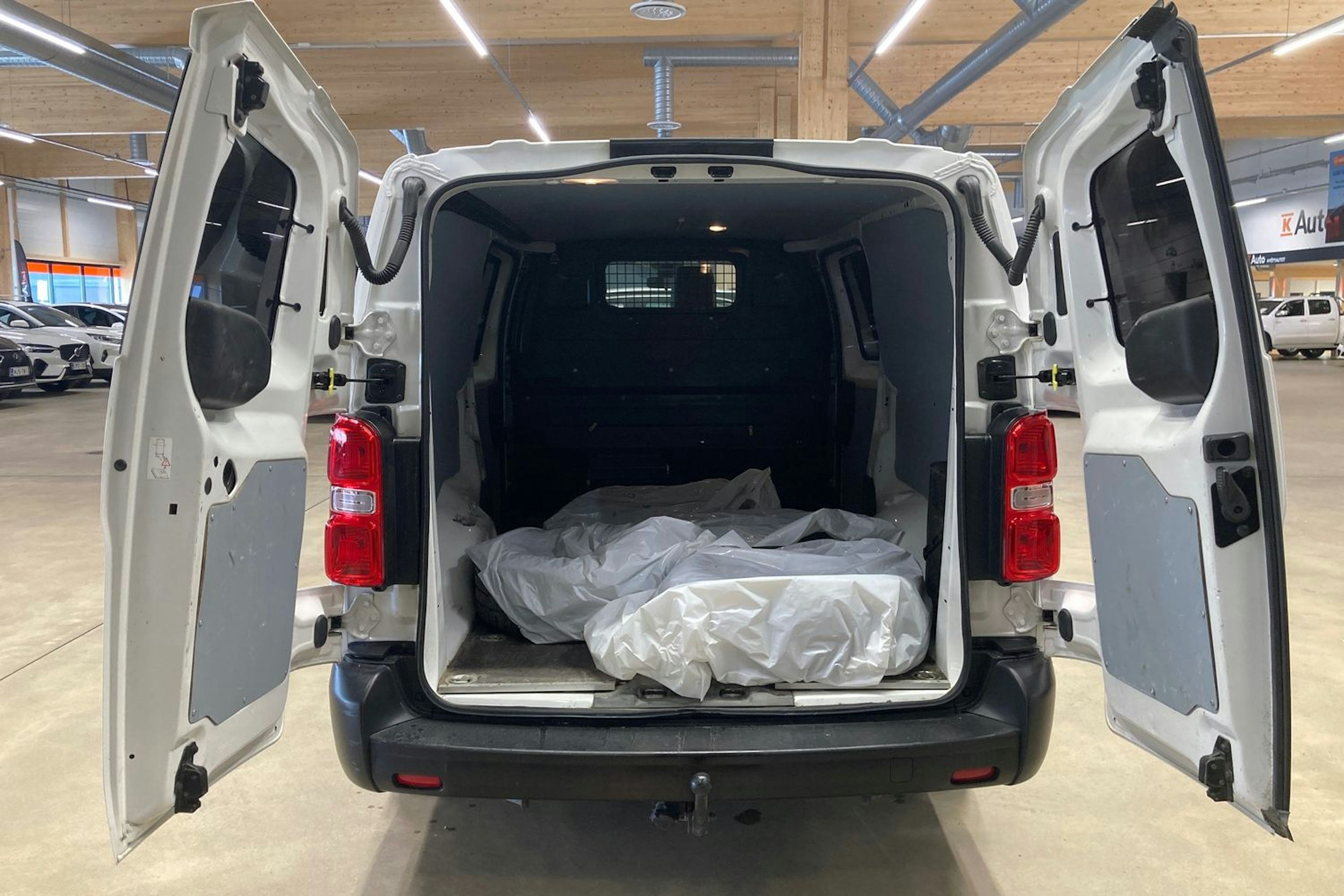 valkoinen Toyota Proace 2019 kuva 15.