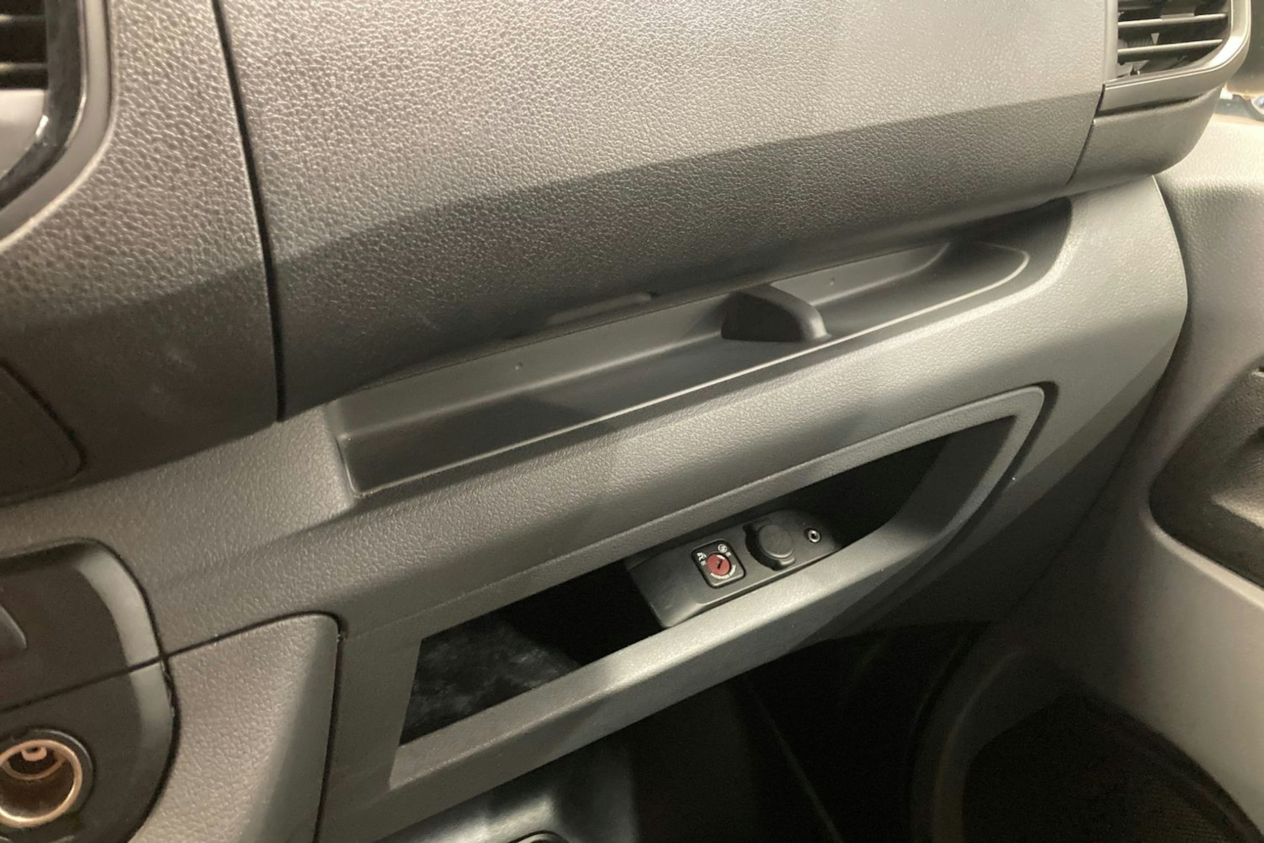 valkoinen Toyota Proace 2019 kuva 26.