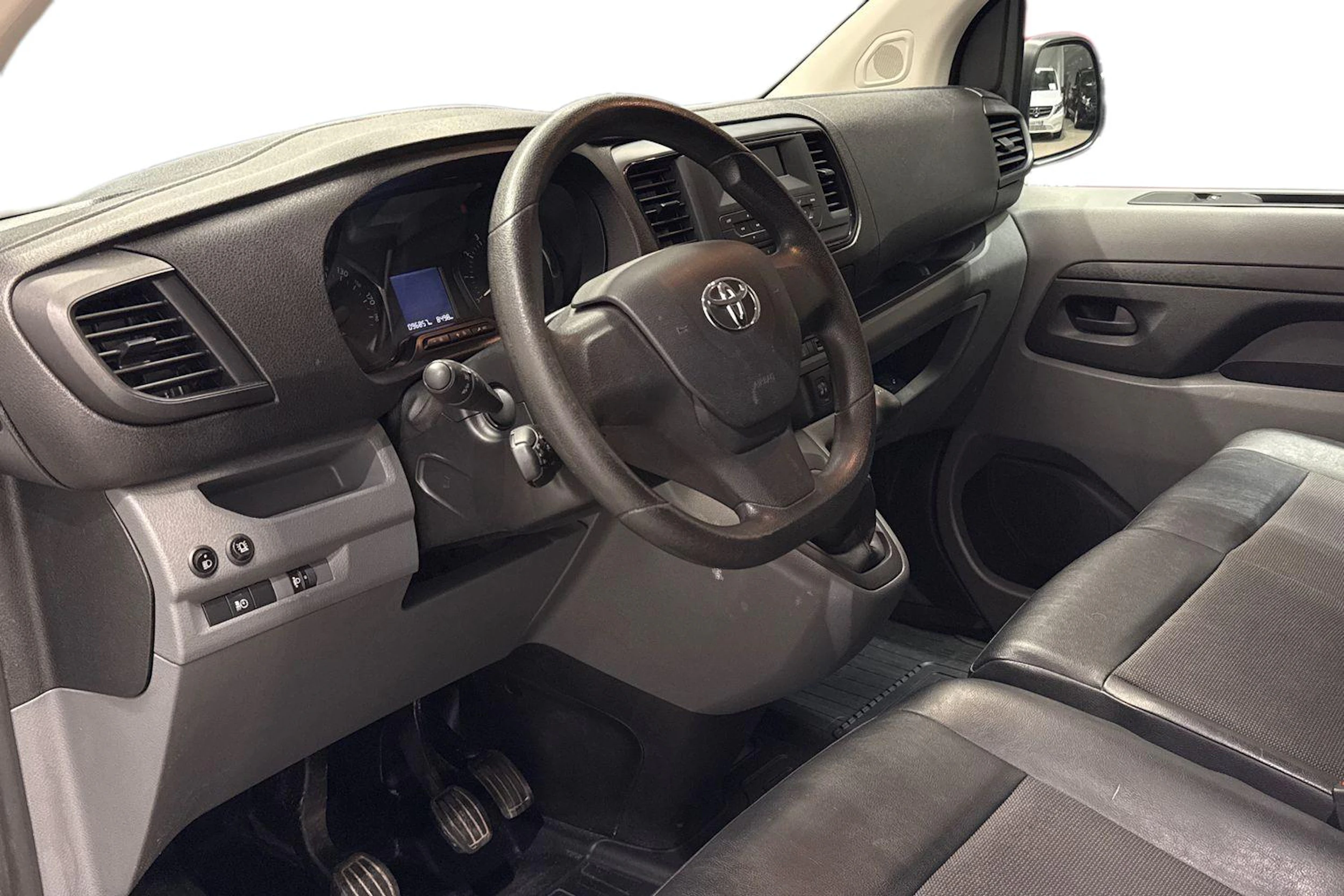 valkoinen Toyota Proace 2019 kuva 8.