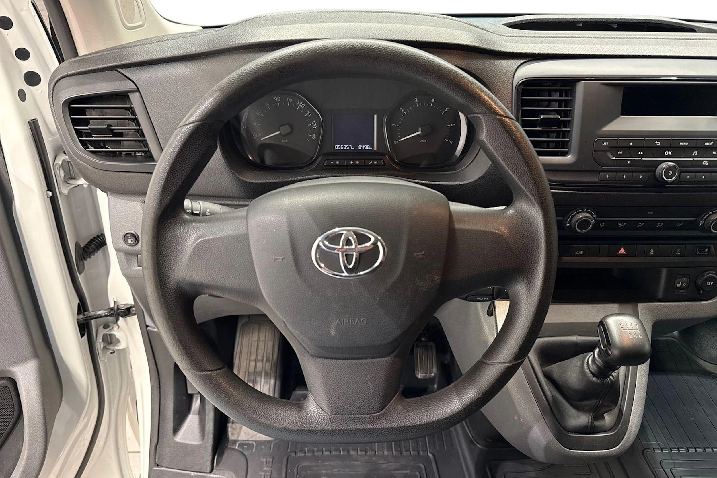 valkoinen Toyota Proace 2019 kuva 9.