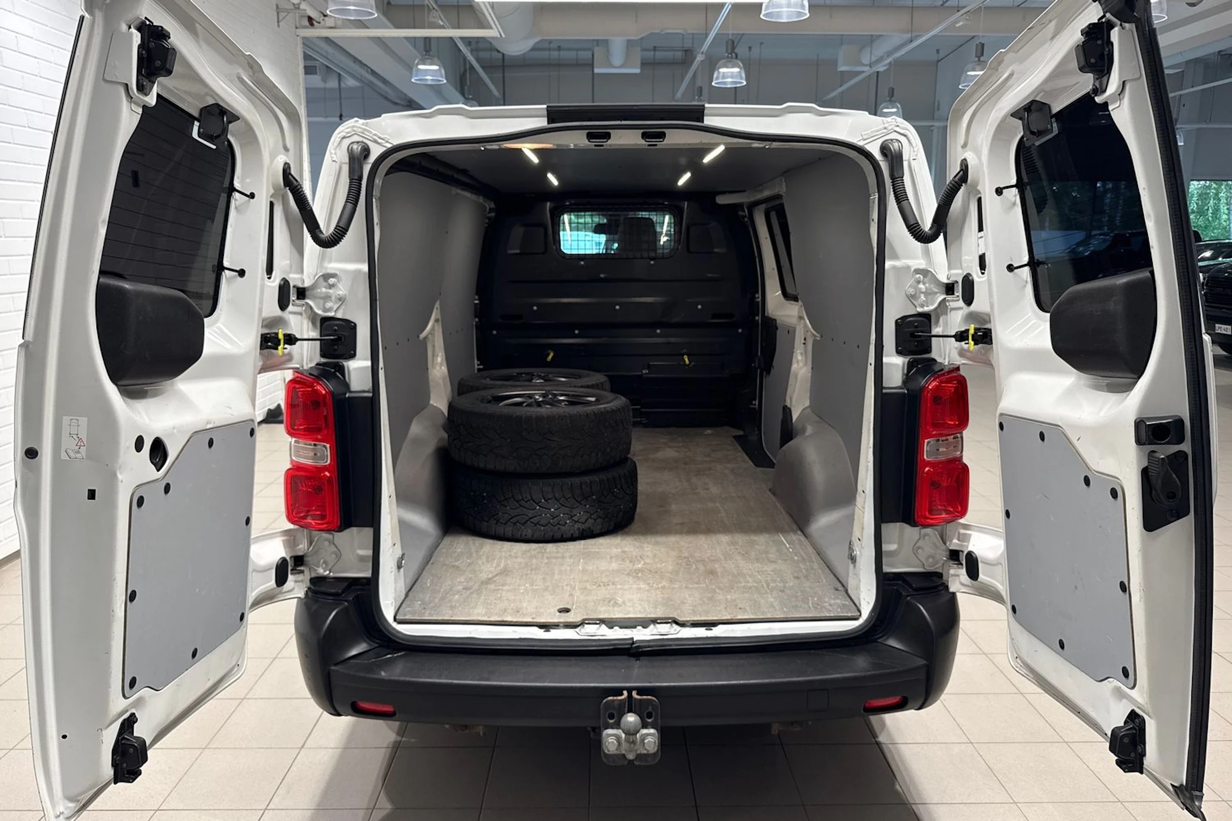 valkoinen Toyota Proace 2019 kuva 13.