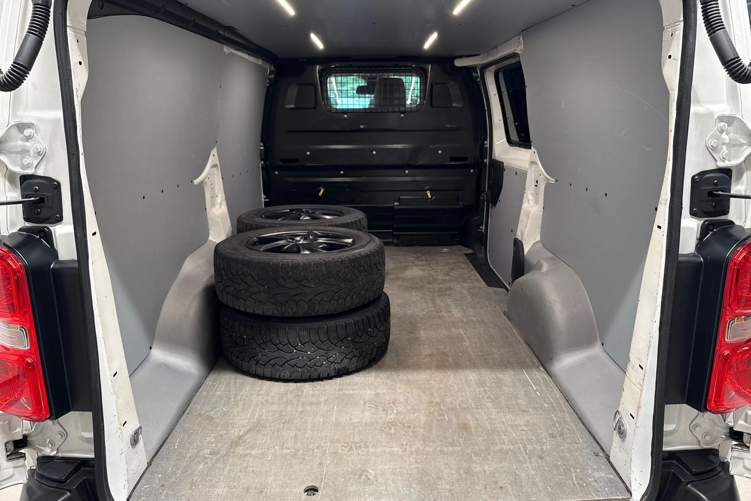 valkoinen Toyota Proace 2019 kuva 15.