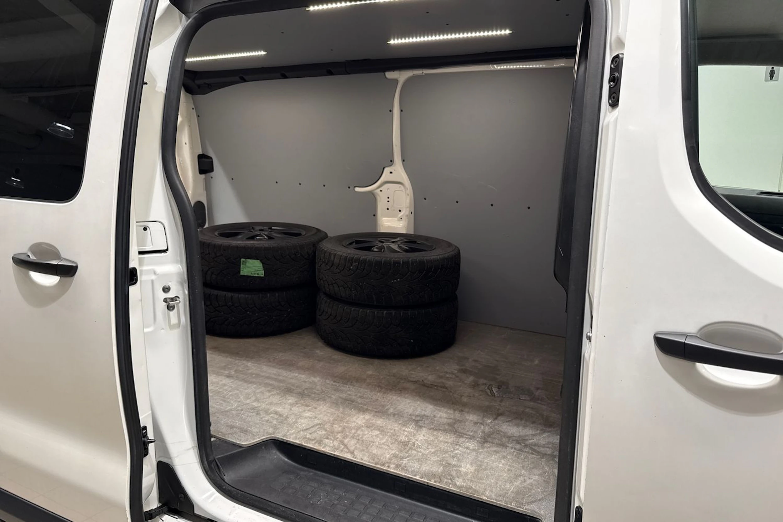 valkoinen Toyota Proace 2019 kuva 16.